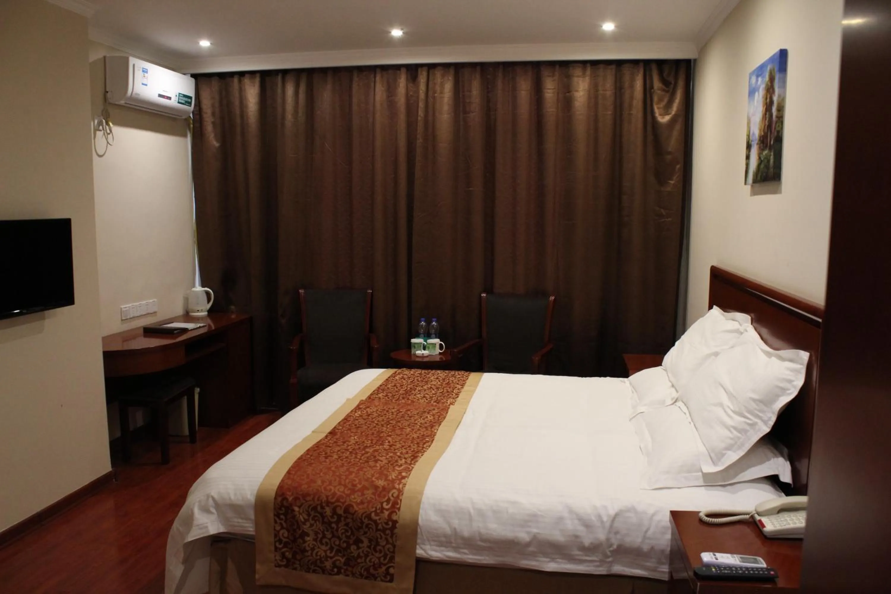 Photo of the whole room, Bed in GreenTree Inn Zhangjiakou Yu County Bus Station Business Hotel