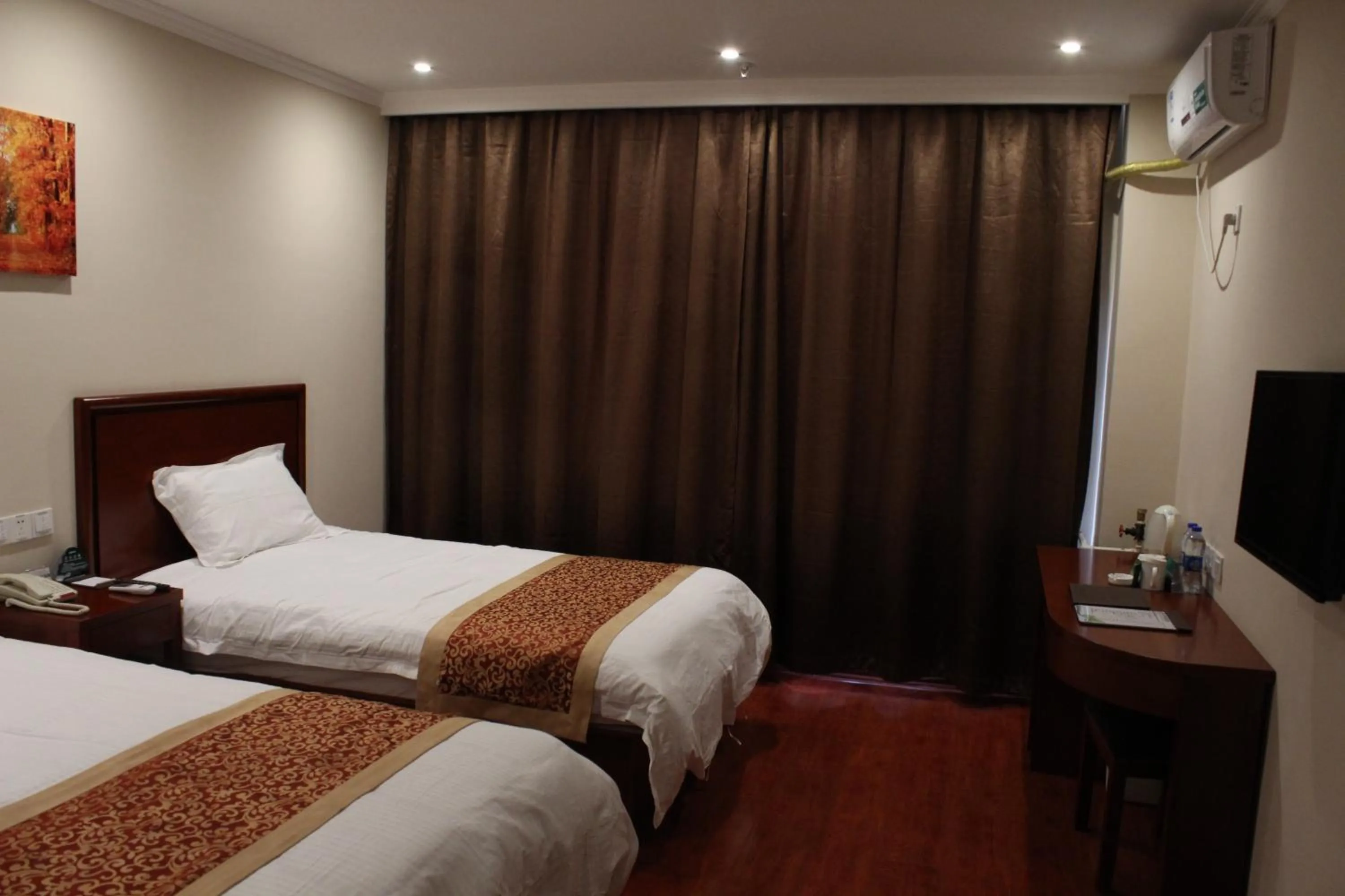 Photo of the whole room, Bed in GreenTree Inn Zhangjiakou Yu County Bus Station Business Hotel