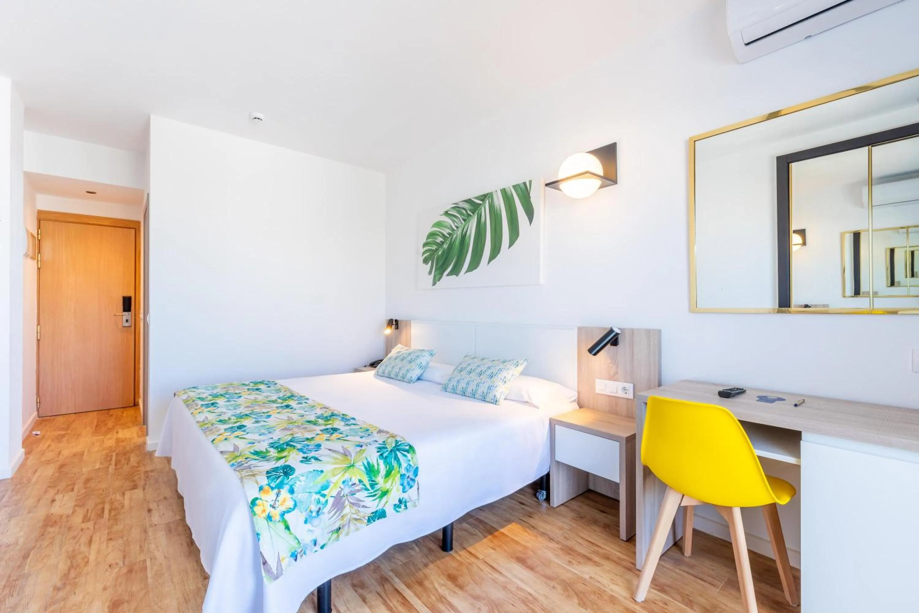 Photo of the whole room, Bed in THB San Fermín