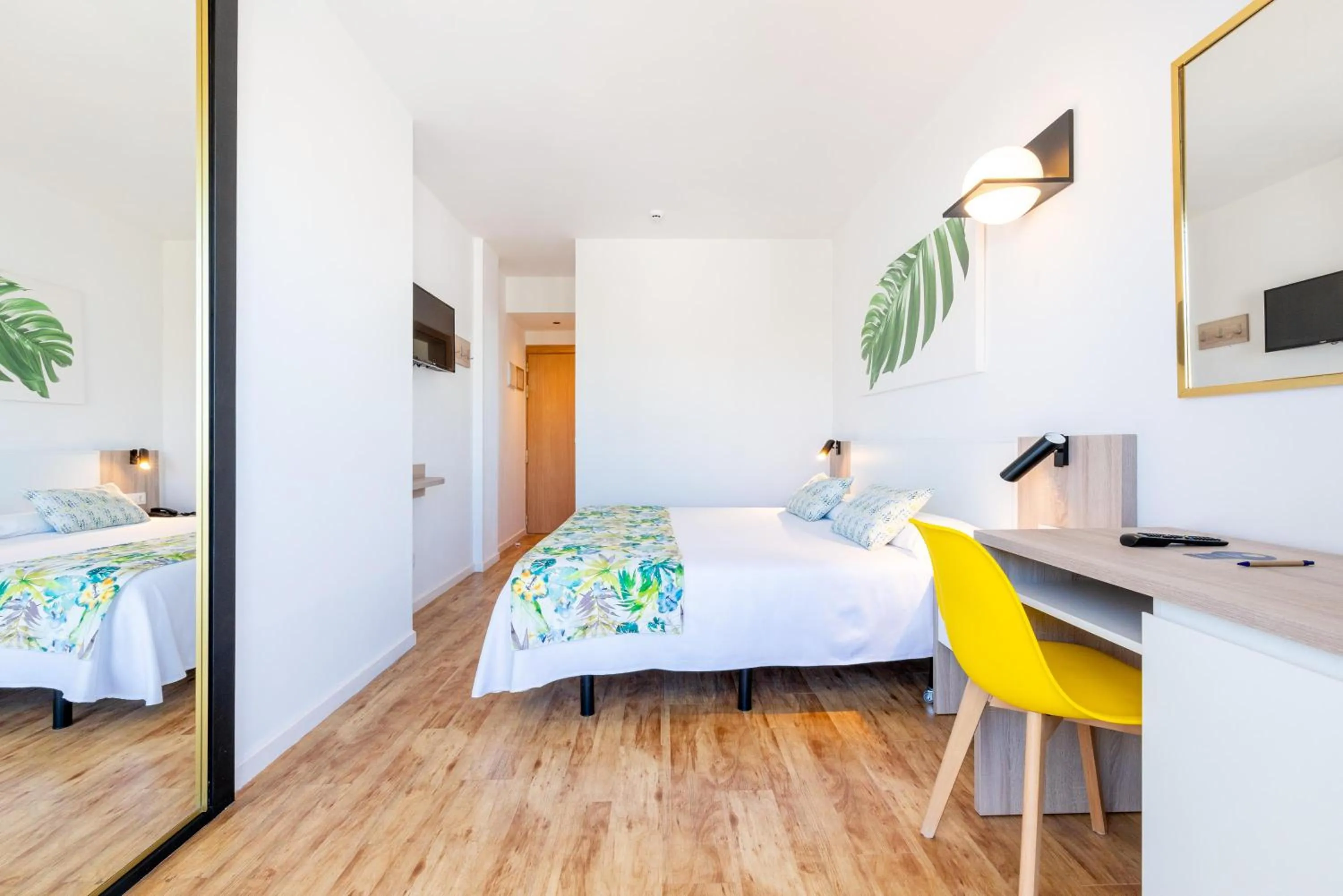 Photo of the whole room, Bed in THB San Fermín