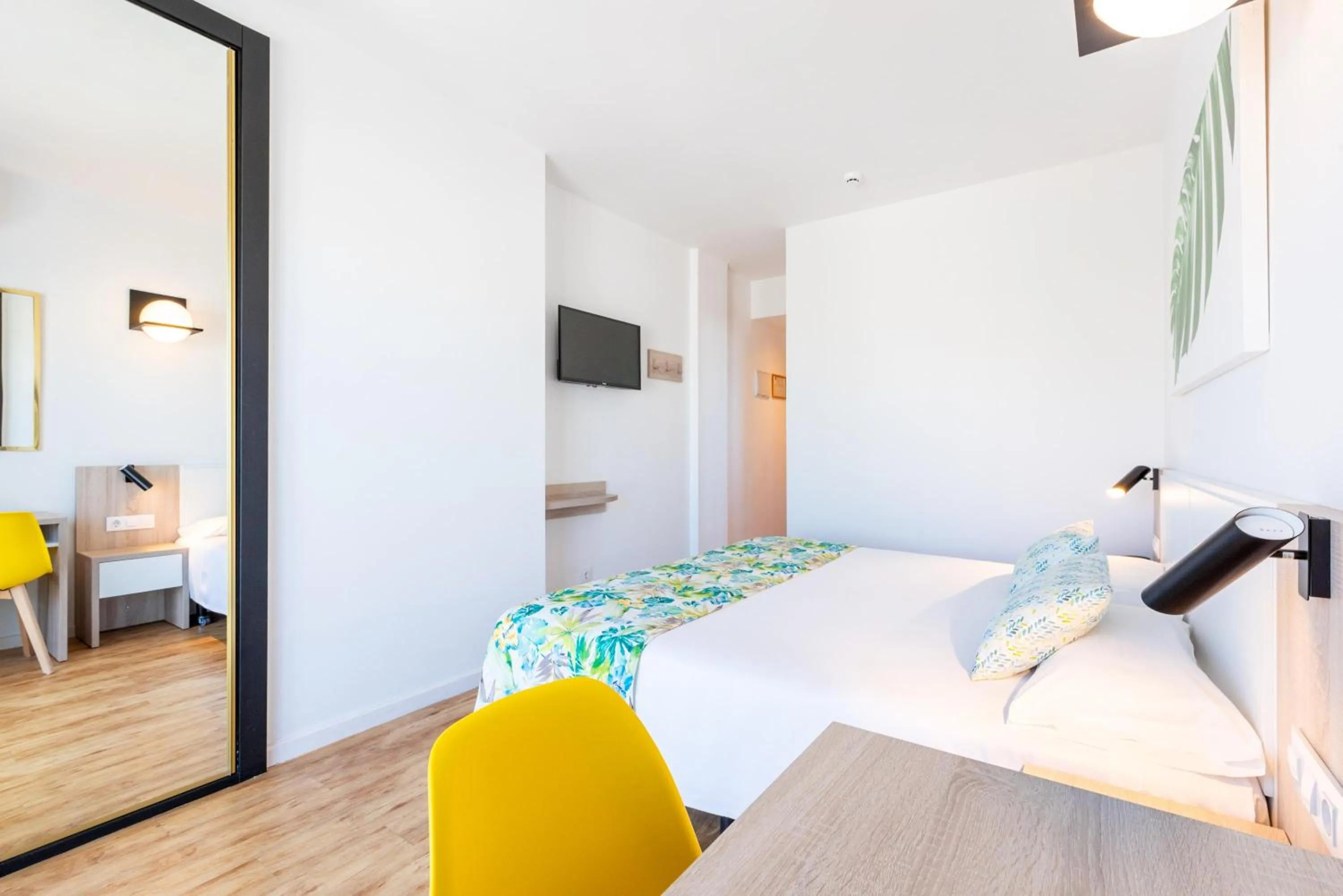 Photo of the whole room, Bed in THB San Fermín