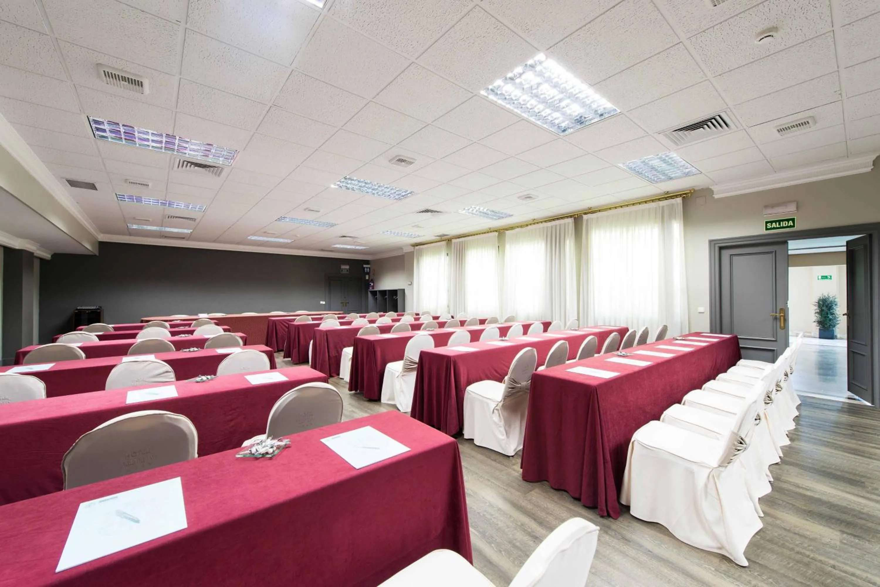 Business facilities in Felipe IV