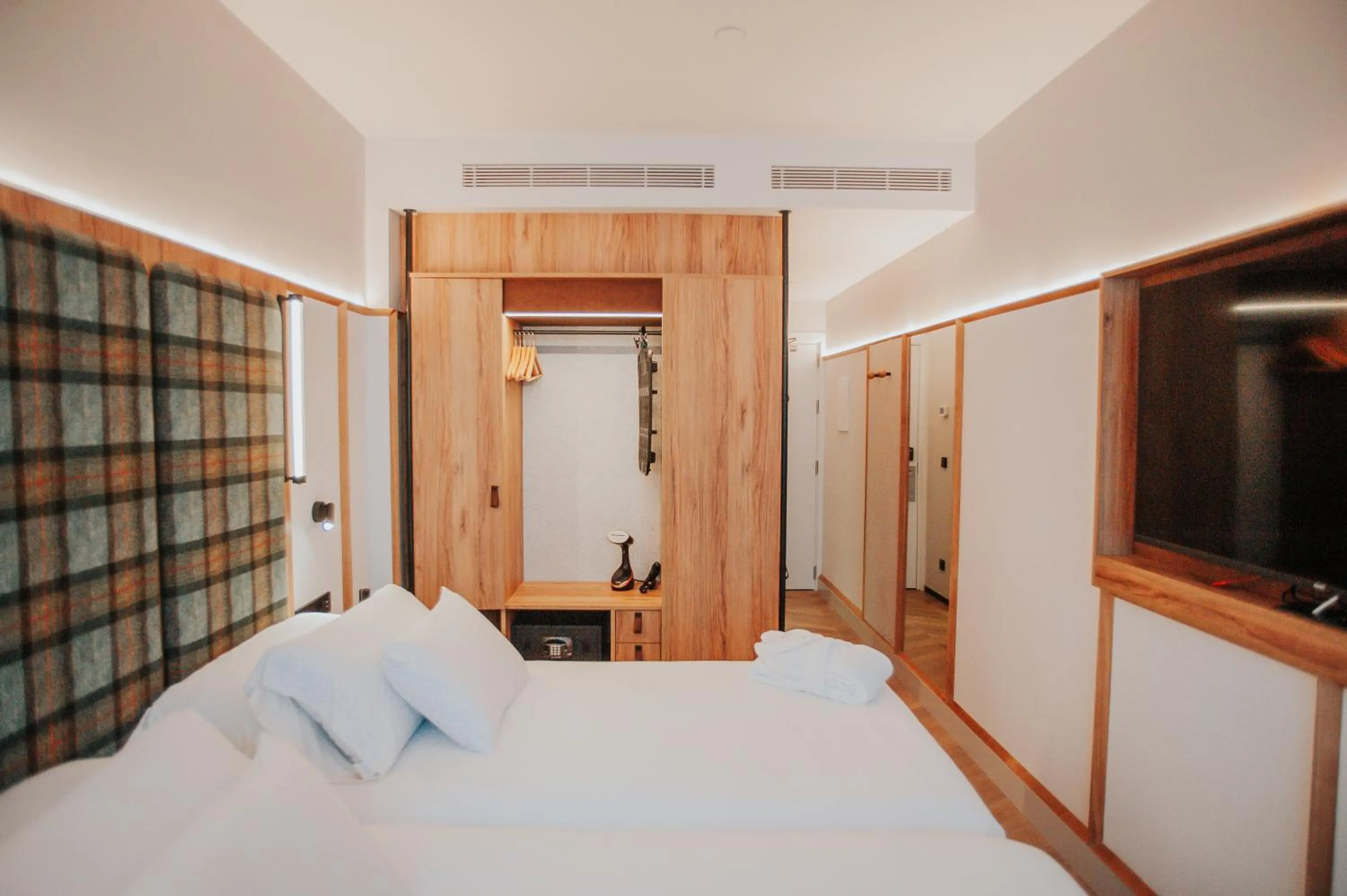 Photo of the whole room in Felipe IV