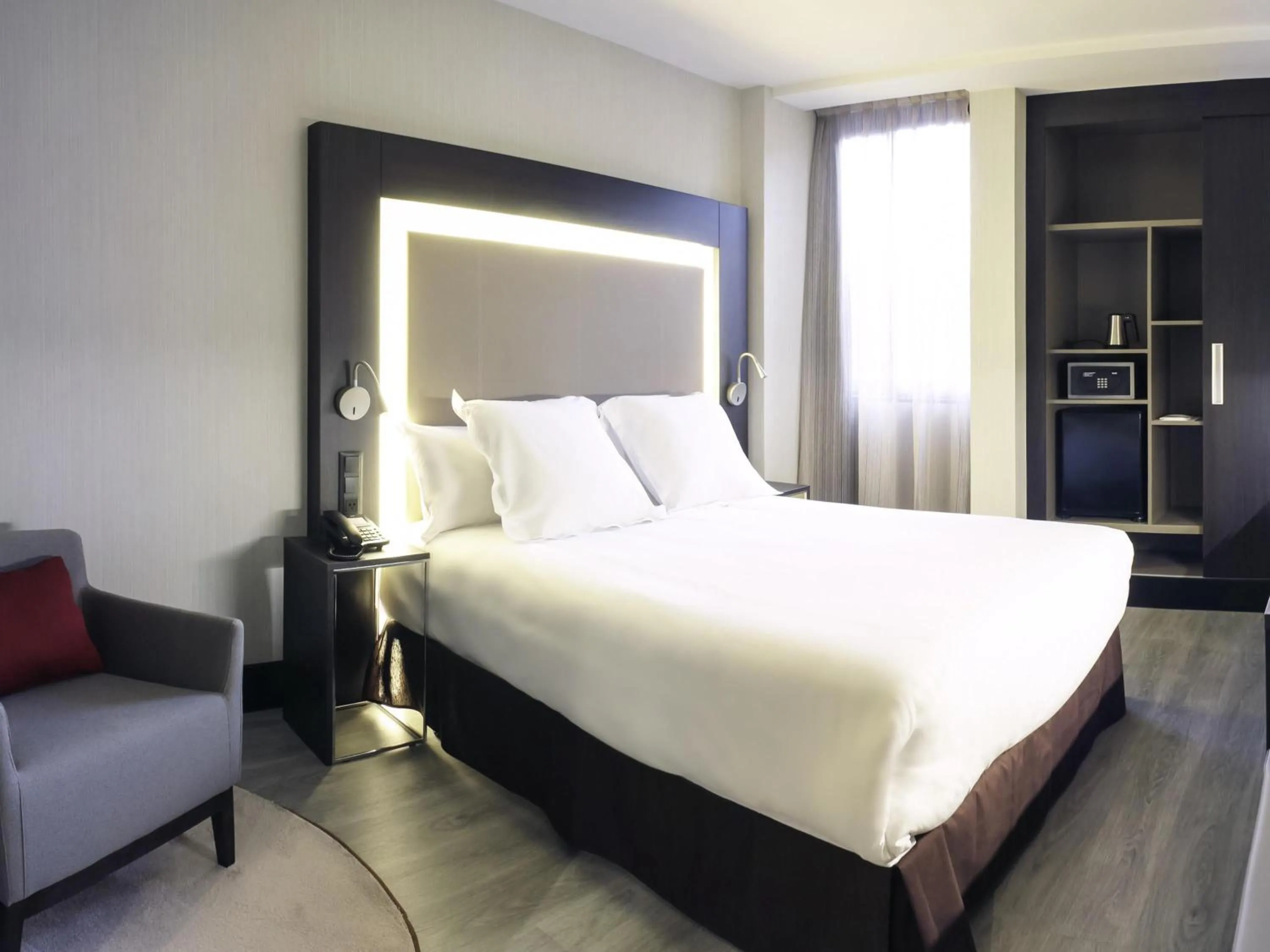 Bedroom, Bed in Novotel Madrid Center