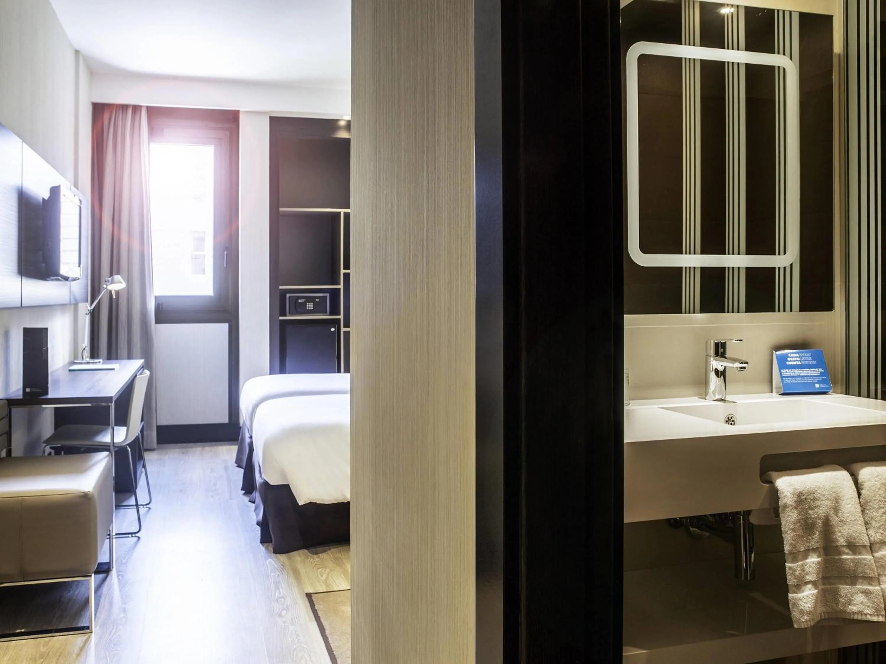 Bedroom, Bed in Novotel Madrid Center