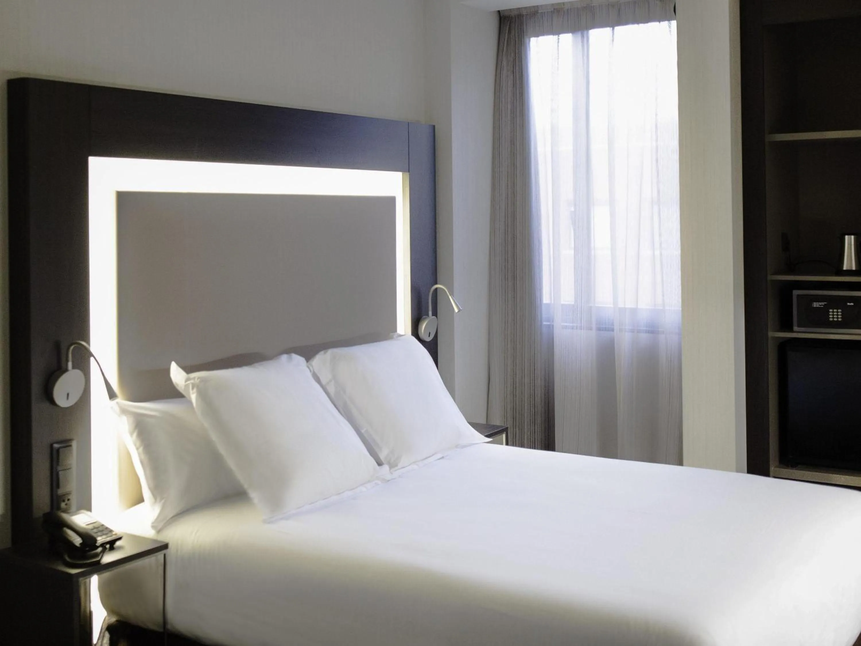 Bedroom, Bed in Novotel Madrid Center