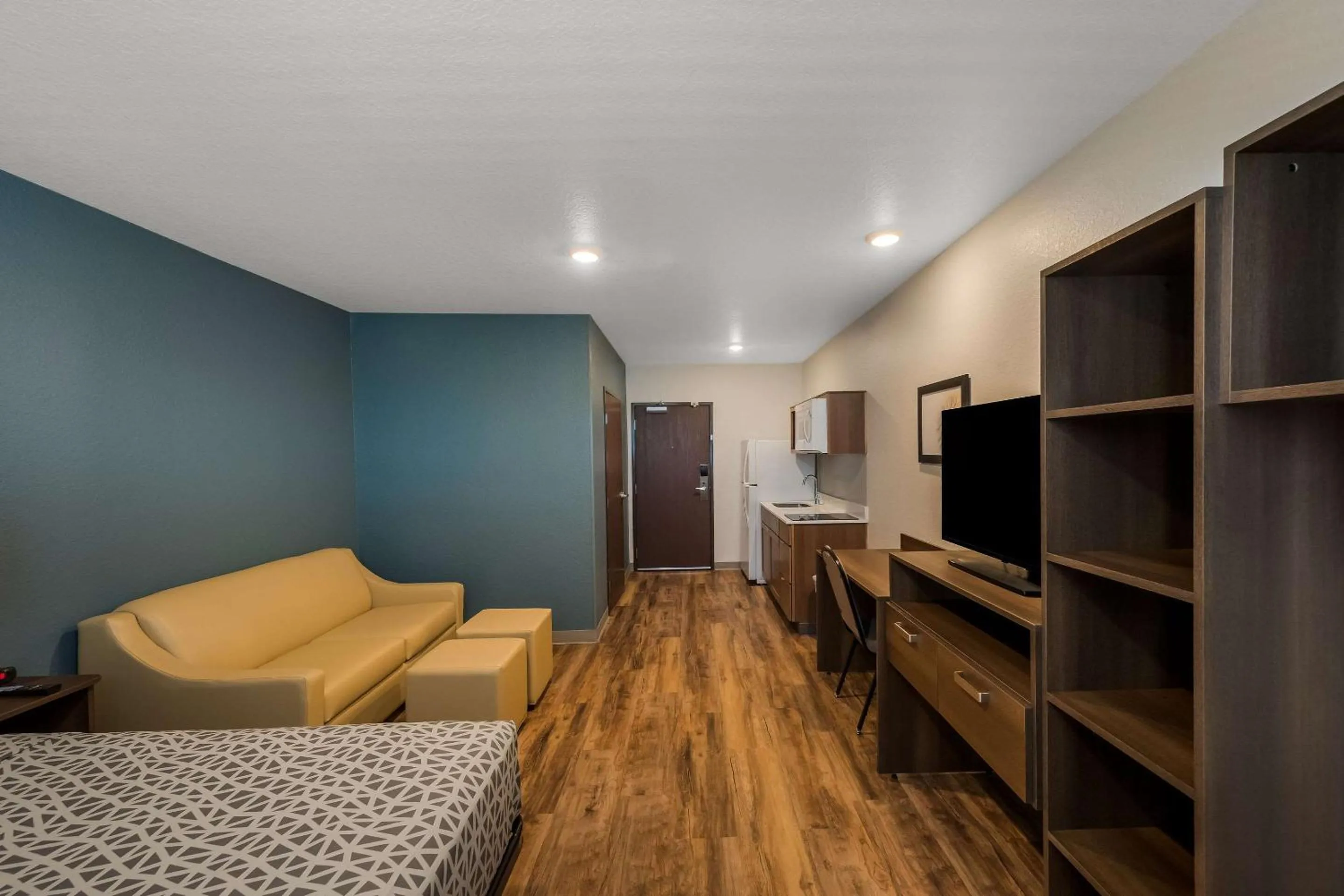 Bedroom, Bed in WoodSpring Suites West Palm Beach