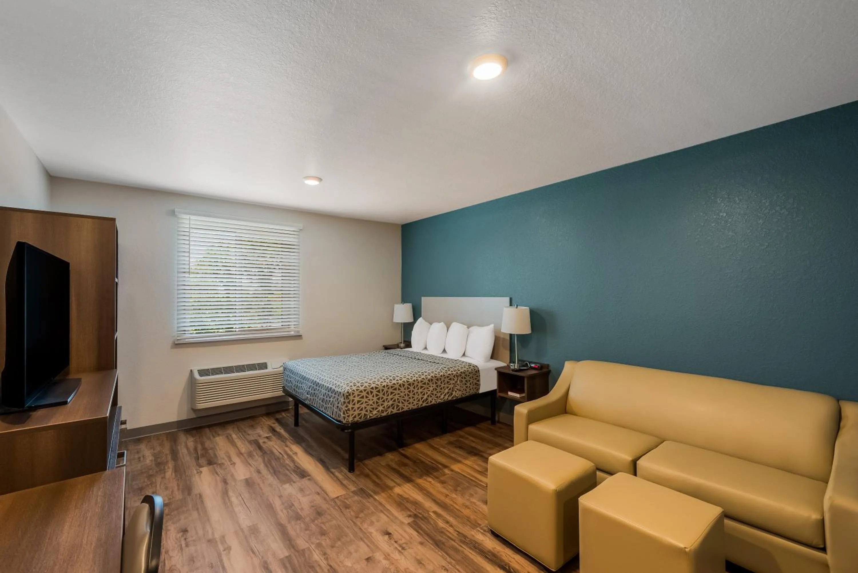 Seating area, Bed in WoodSpring Suites West Palm Beach