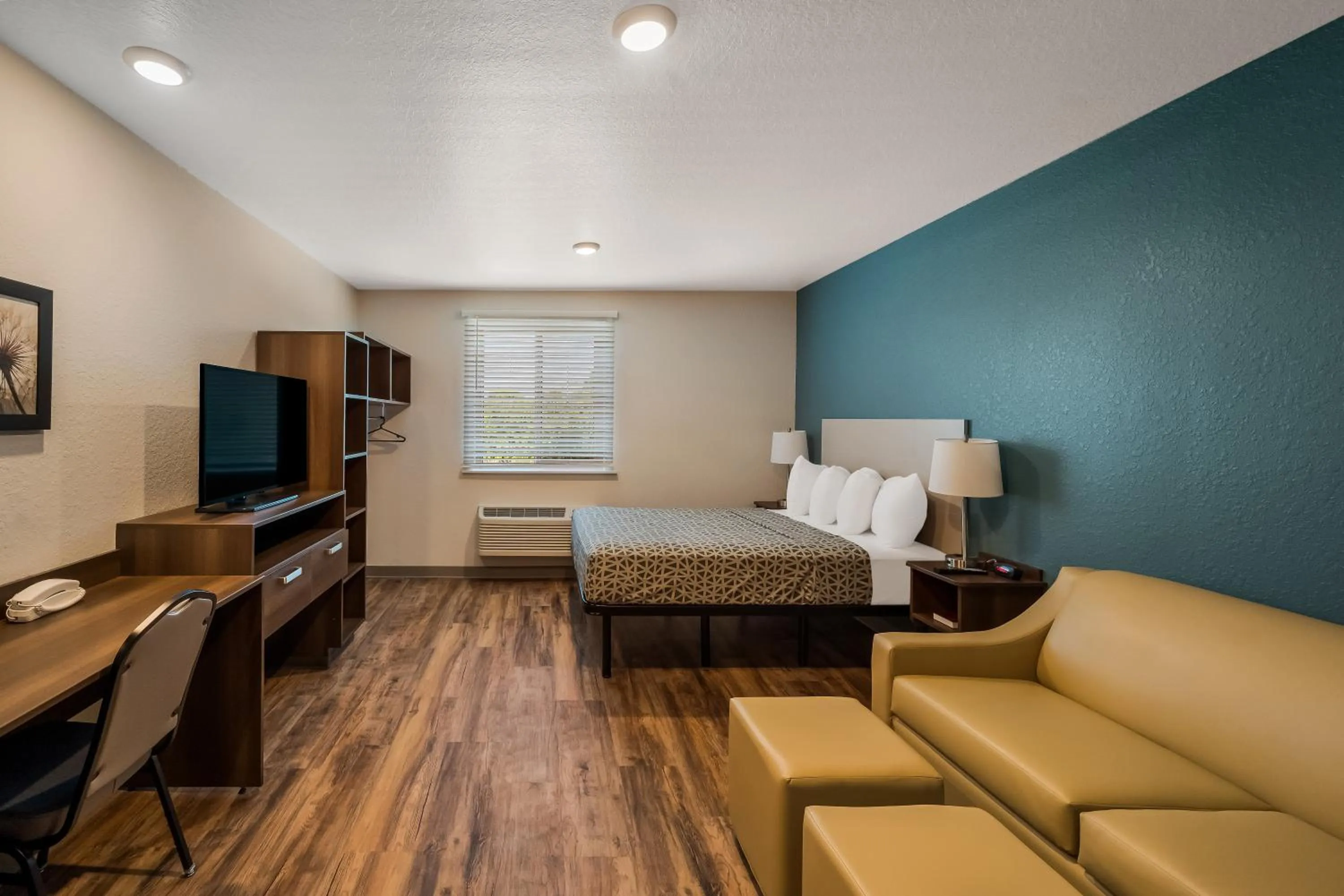 Seating area, Bed in WoodSpring Suites West Palm Beach