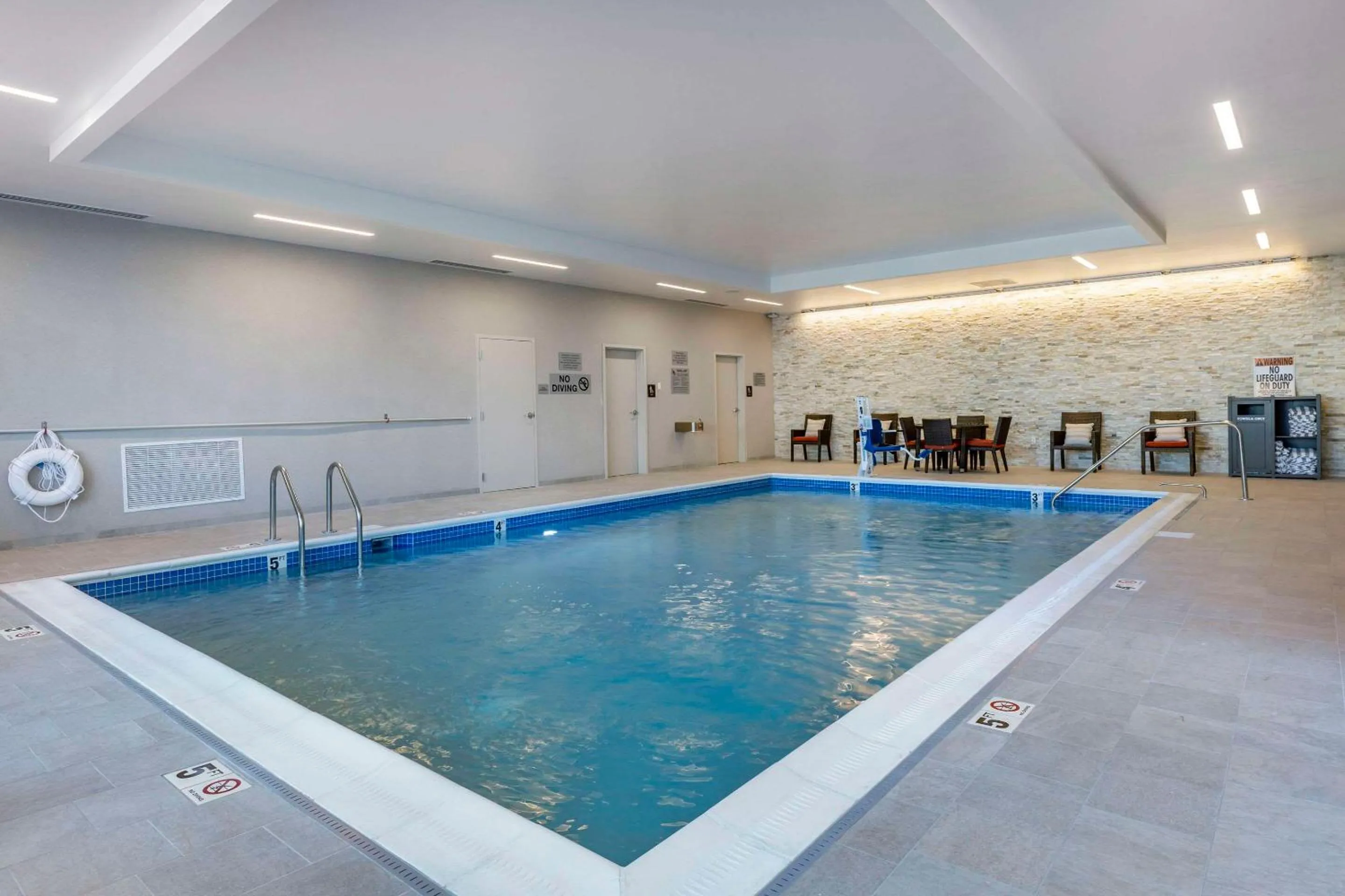 Swimming pool in Cambria Hotel Manchester South Windsor