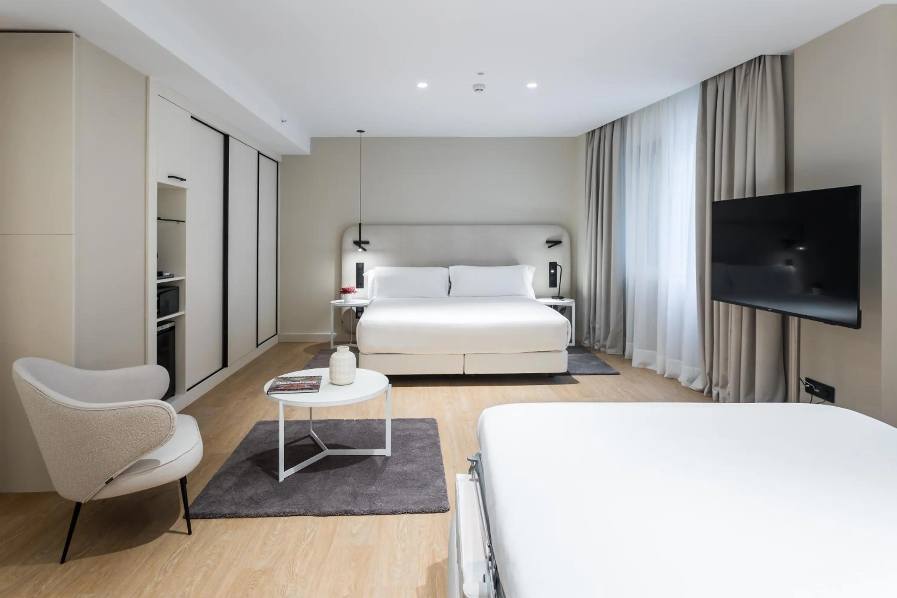 Photo of the whole room, Bed in Royal Ramblas