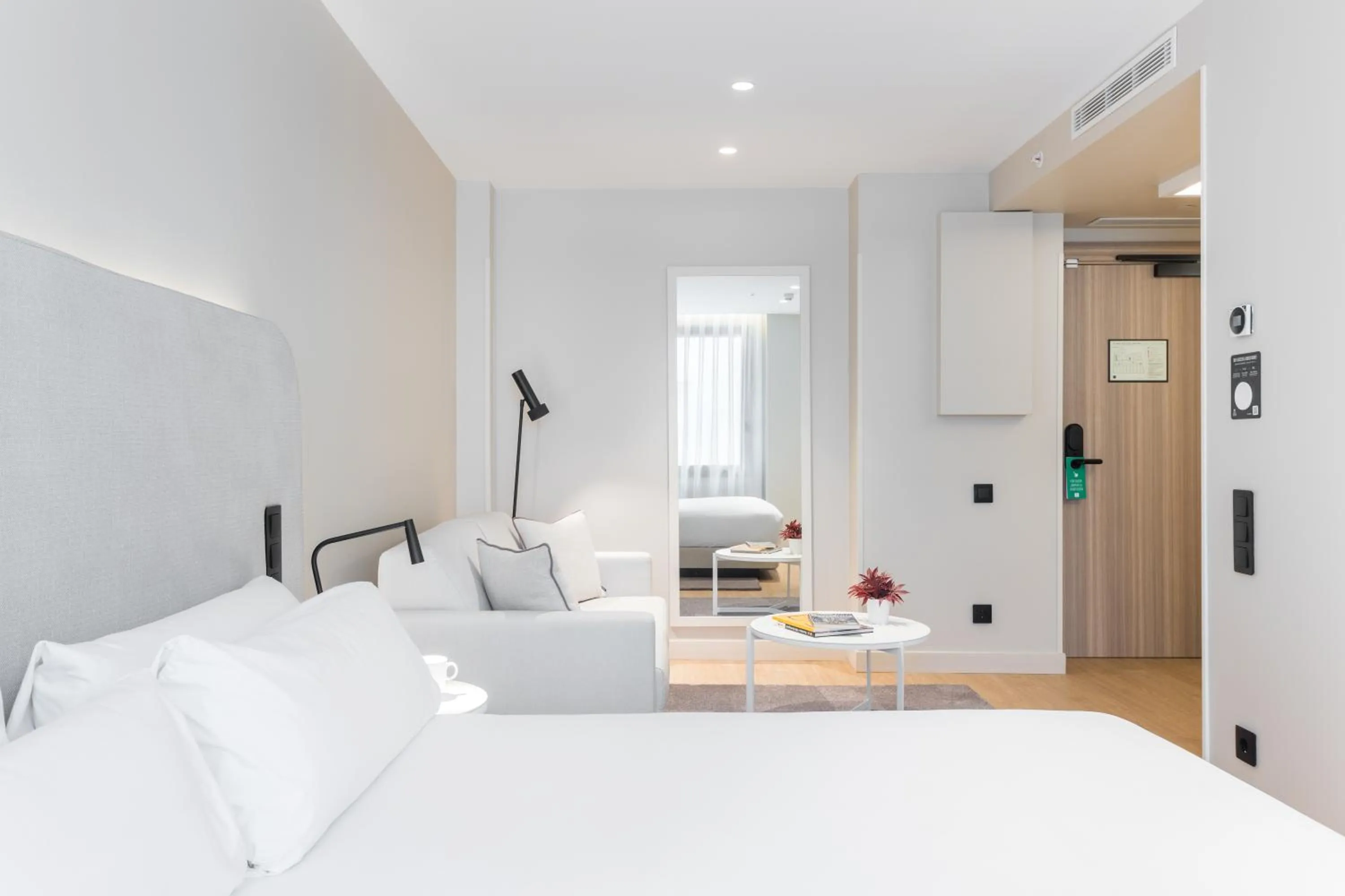 Photo of the whole room, Bed in Royal Ramblas