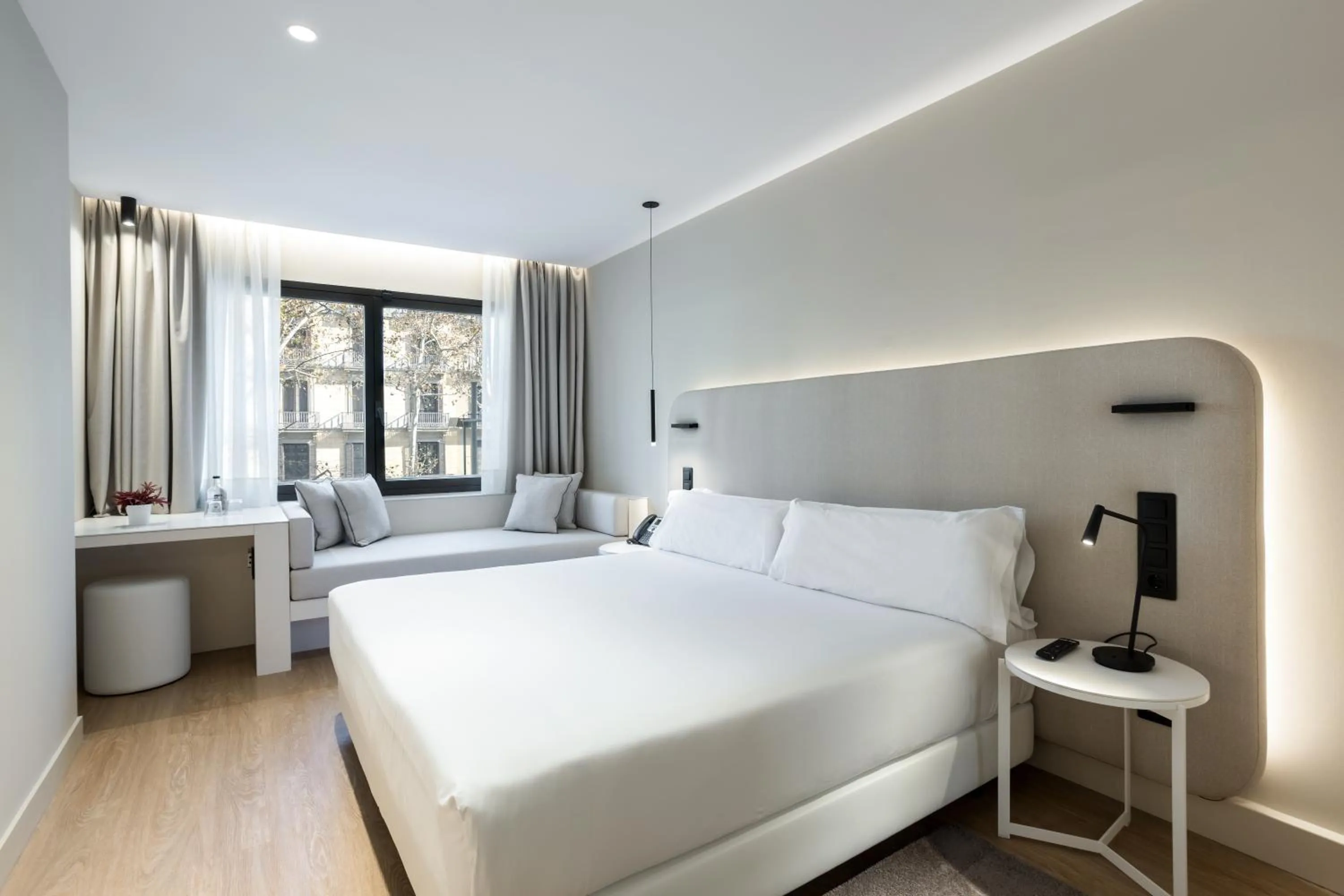 Photo of the whole room, Bed in Royal Ramblas
