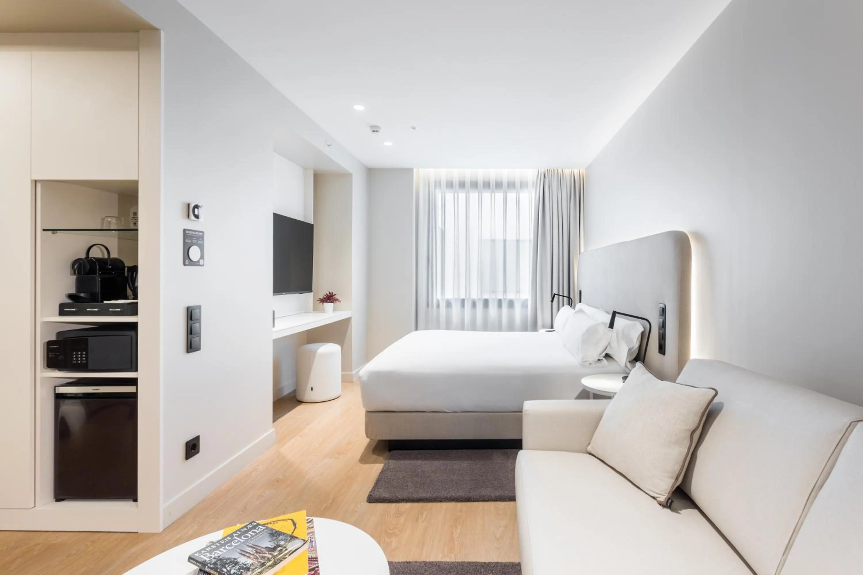 Photo of the whole room, Bed in Royal Ramblas