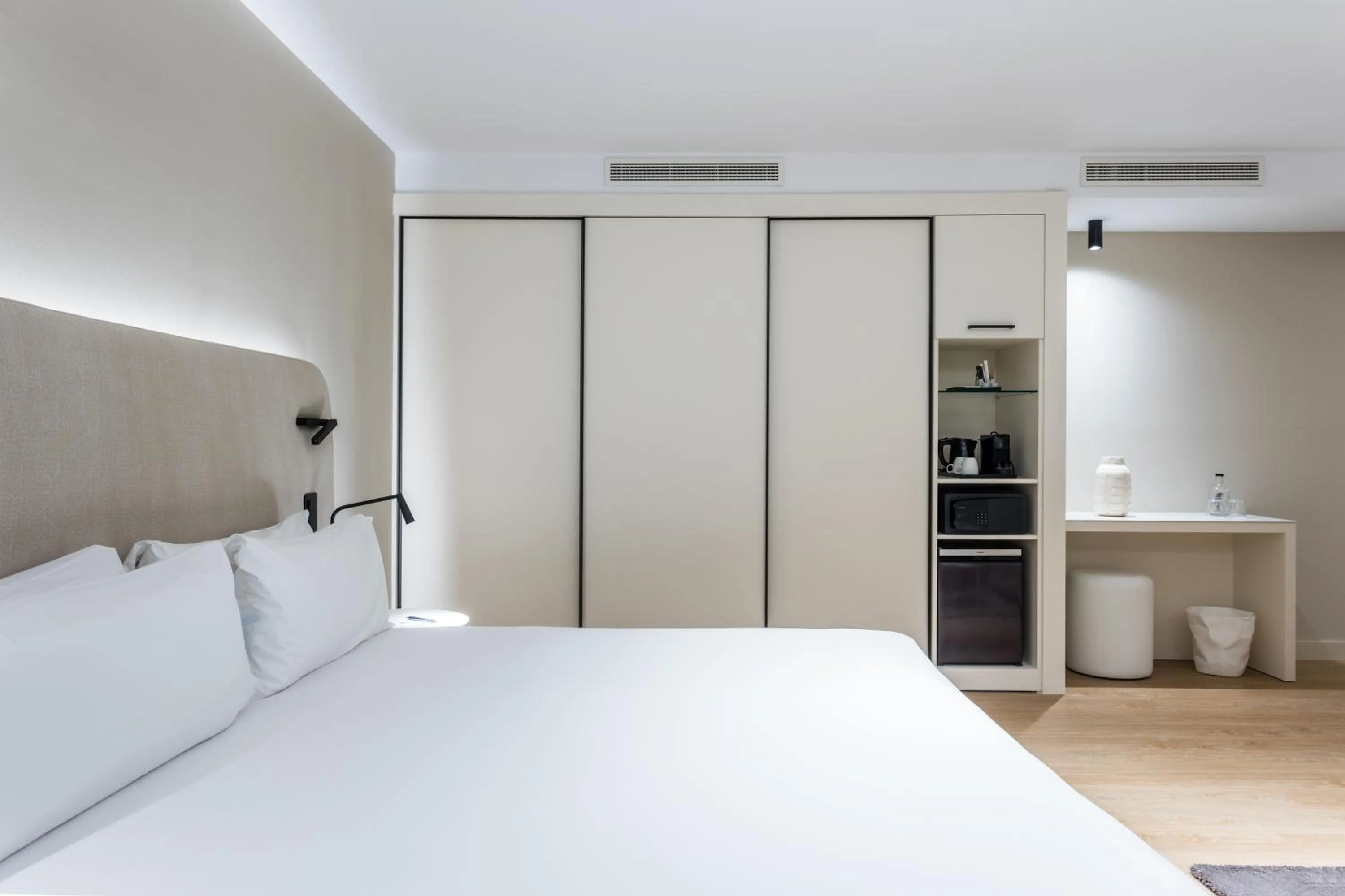 Photo of the whole room, Bed in Royal Ramblas