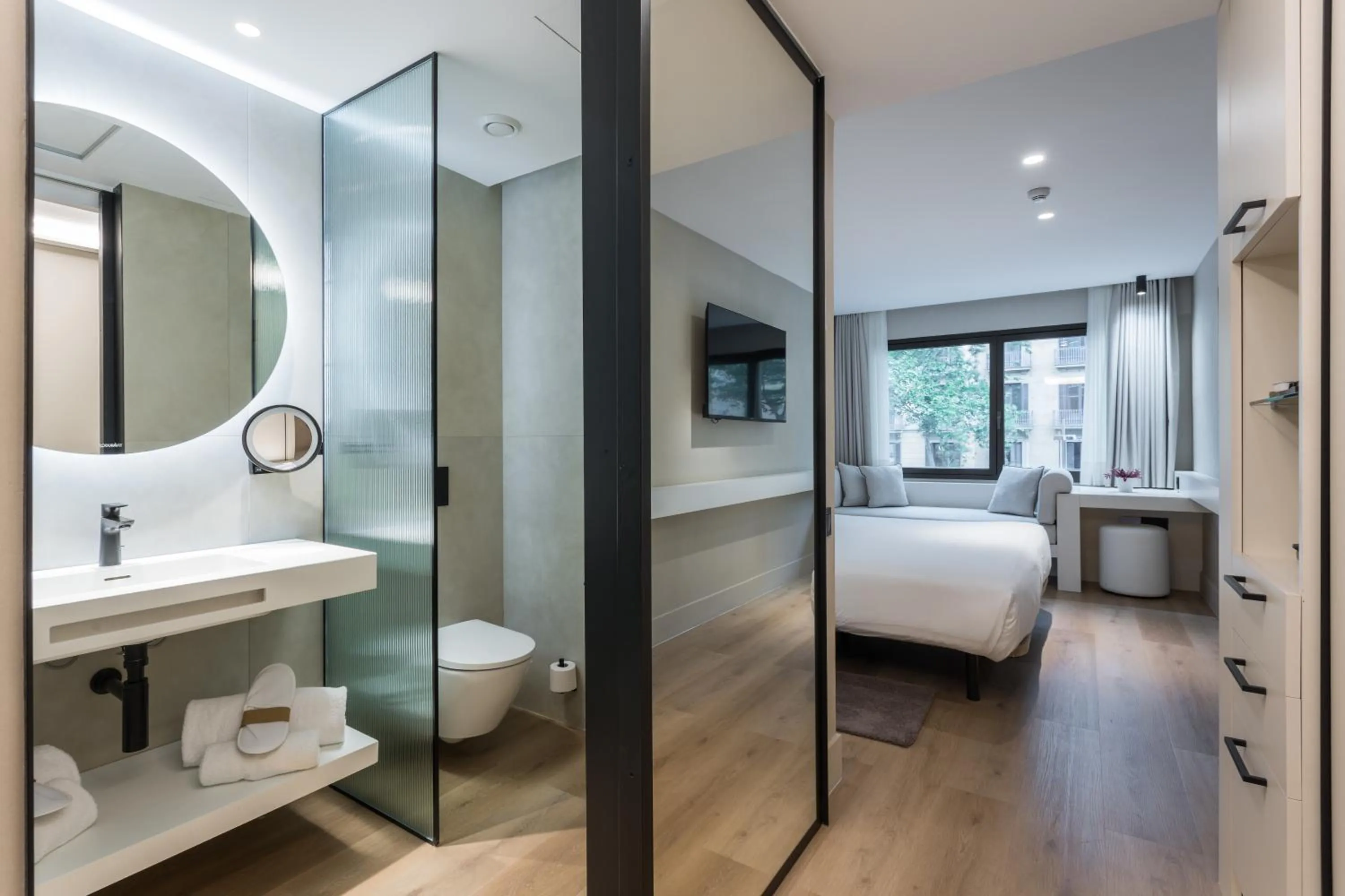 Bathroom, Bed in Royal Ramblas