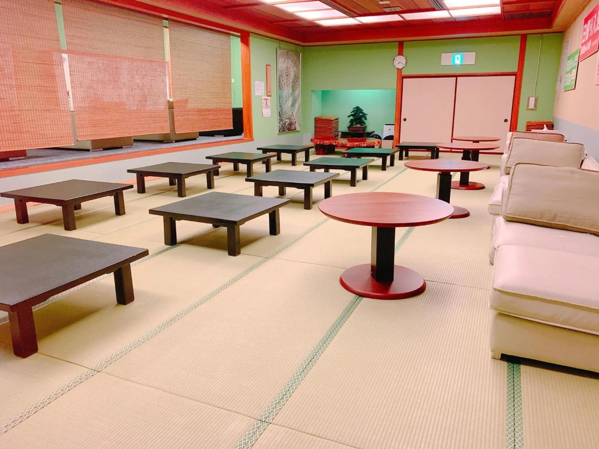 Seating area in KOUBOUNOYU NAGAOKA