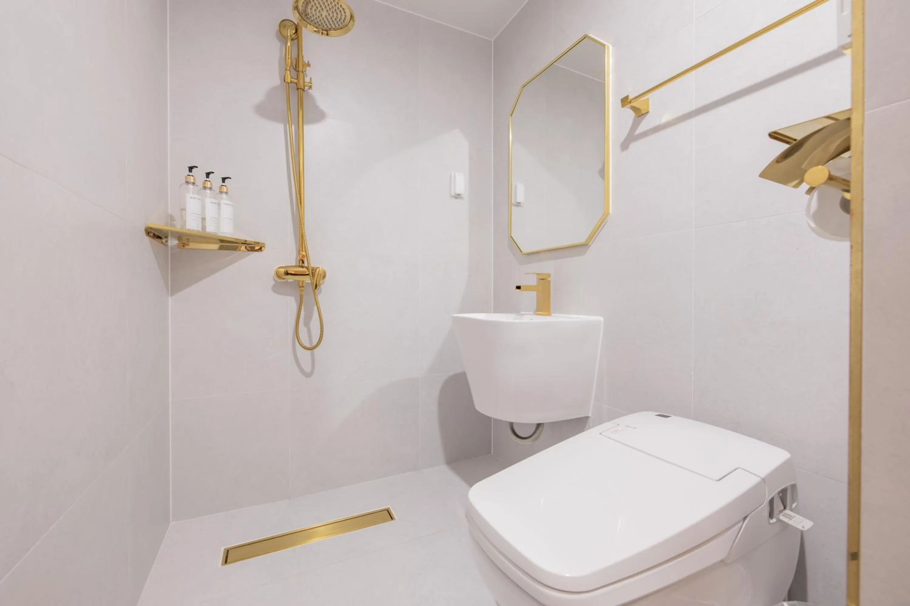 Shower in Denbasta Hotel Heritage