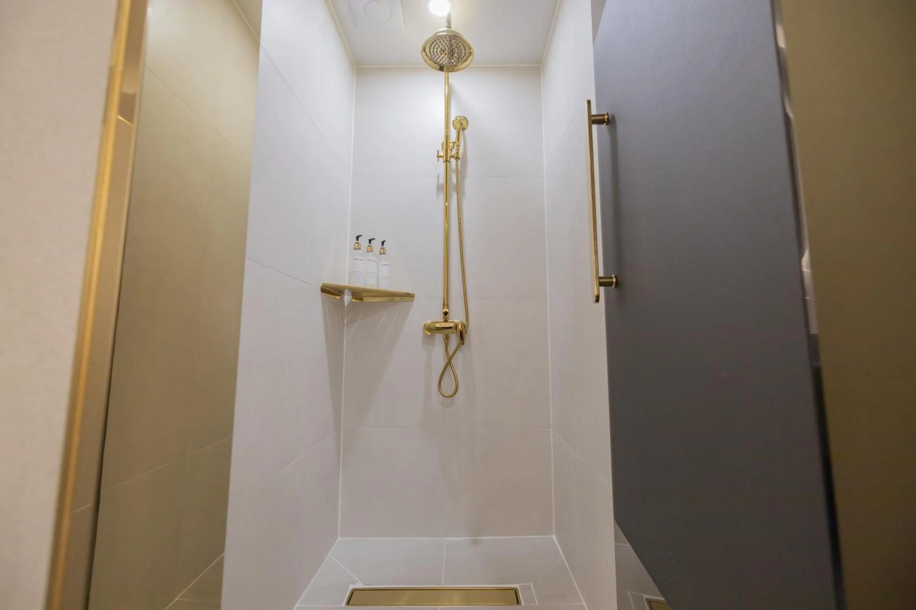 Shower in Denbasta Hotel Heritage