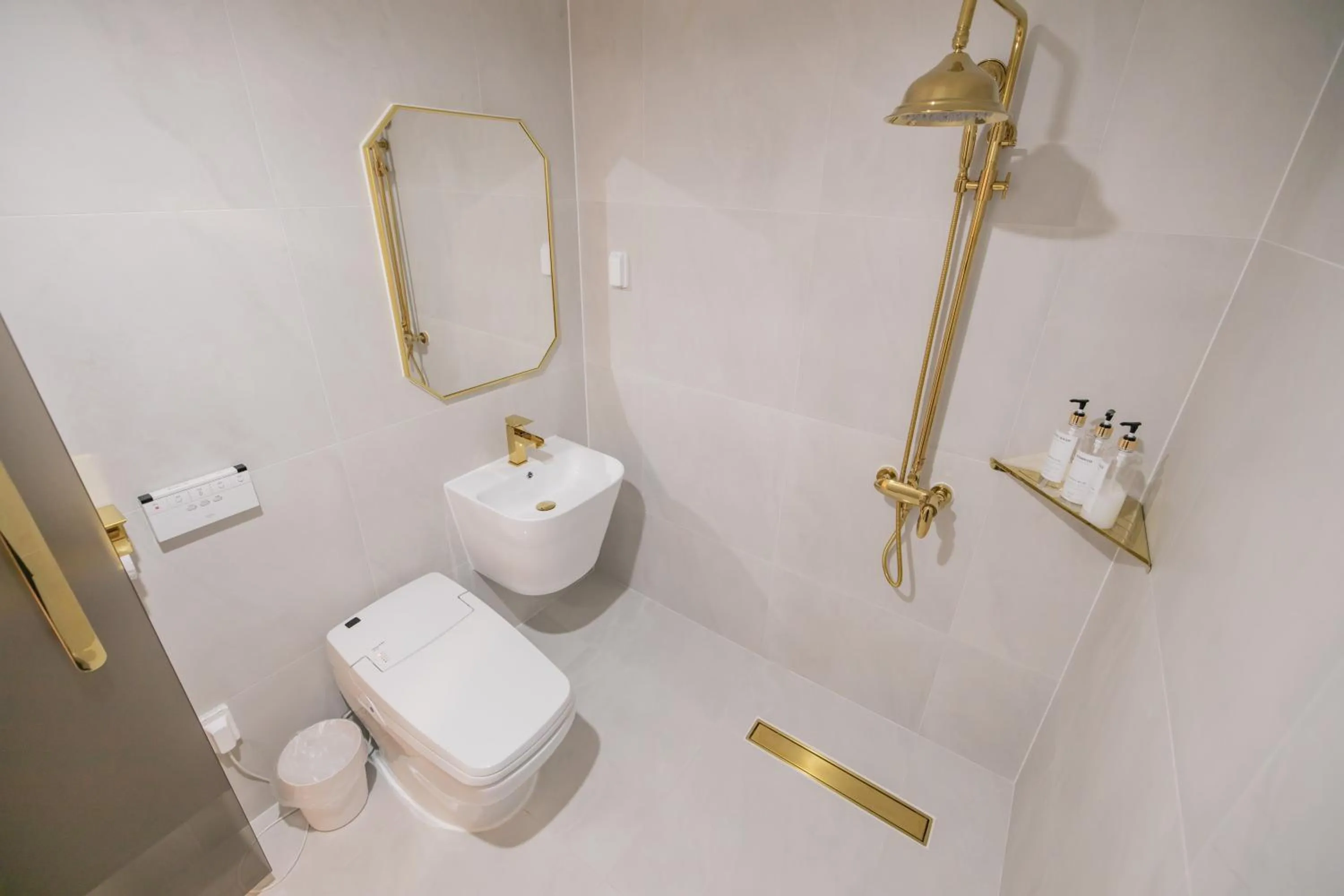 Shower in Denbasta Hotel Heritage