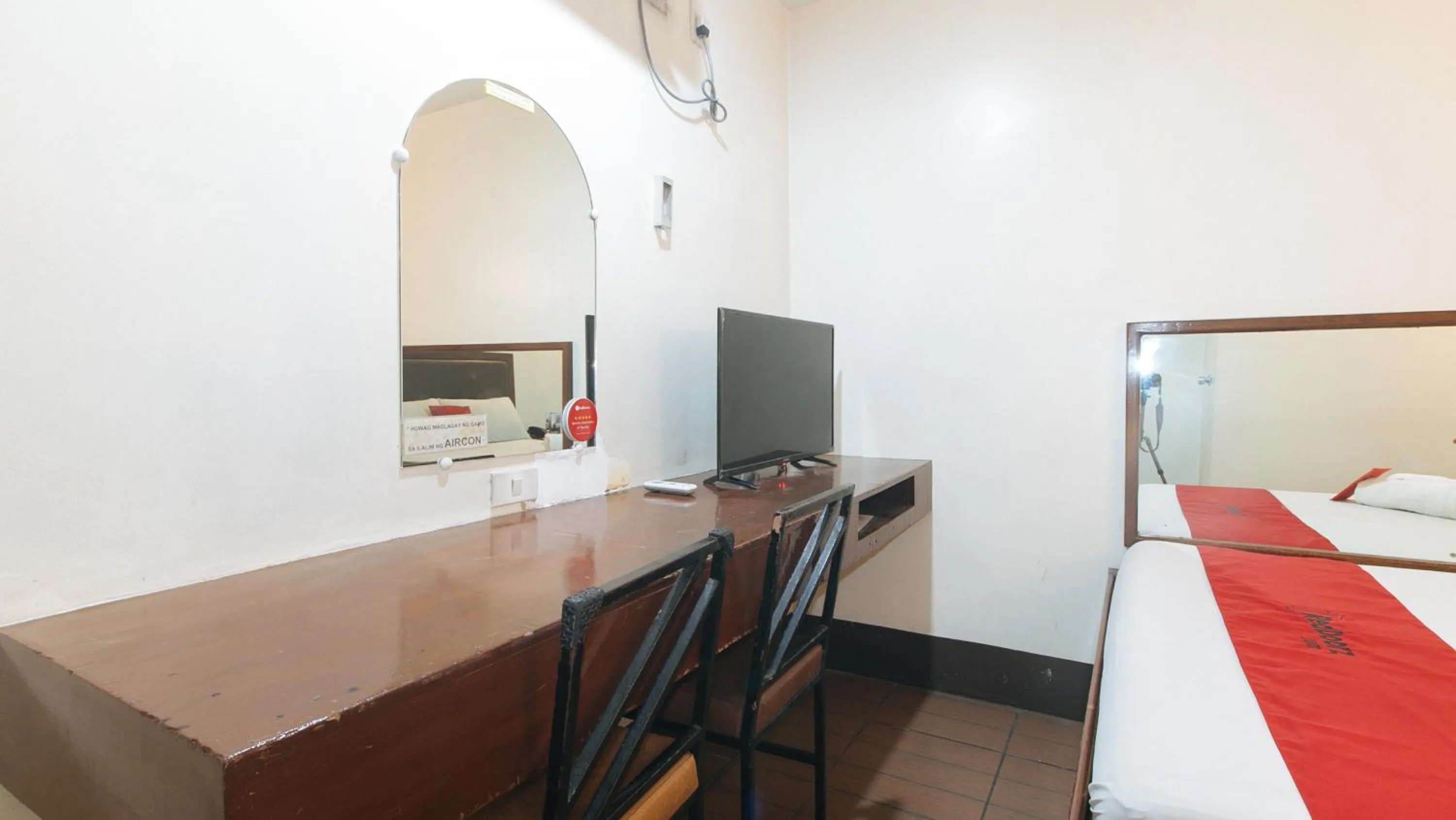 TV and multimedia, Bed in RedDoorz @ Riches Holiday Hotel Avenida