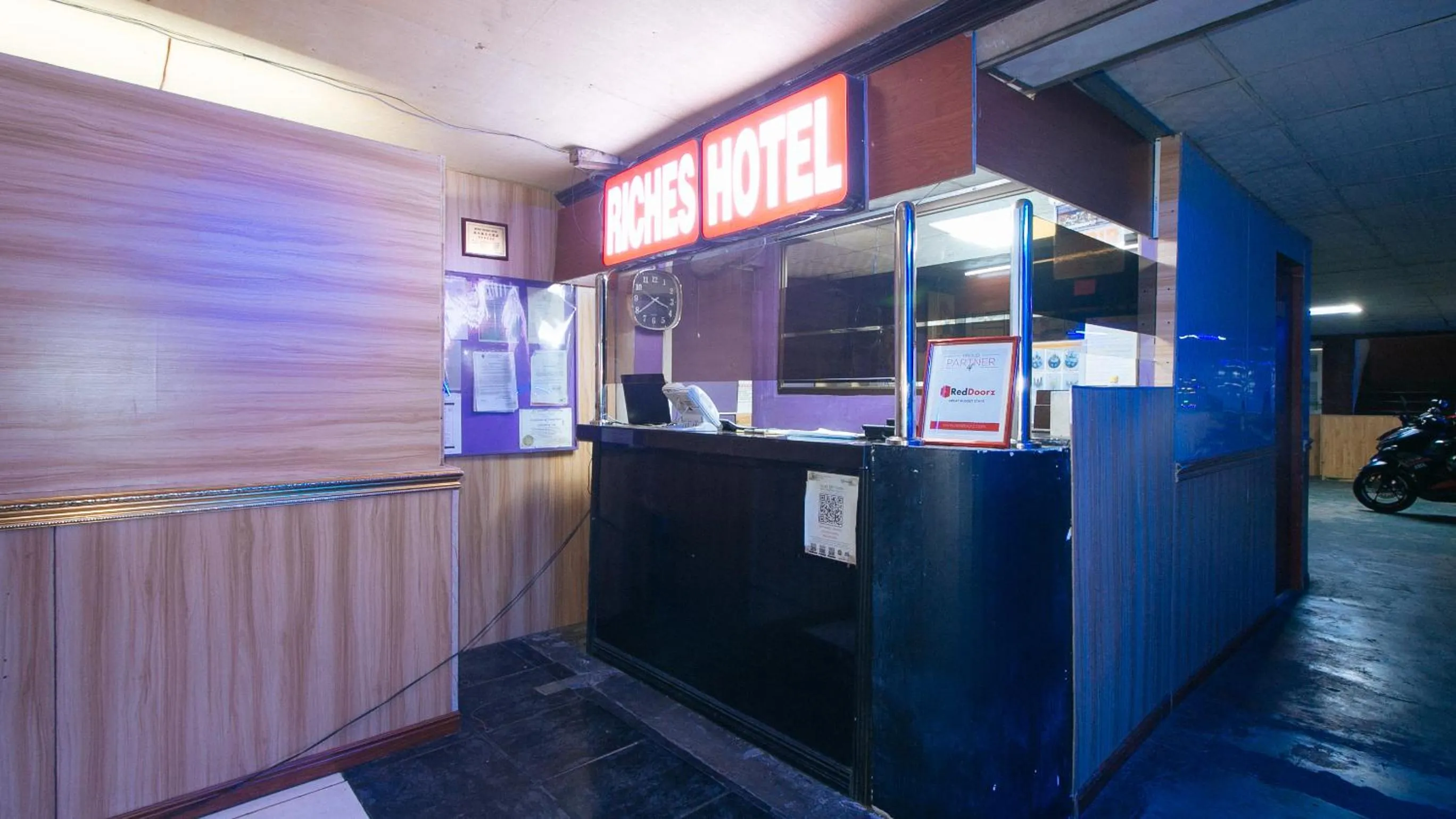 Lobby or reception in RedDoorz @ Riches Holiday Hotel Avenida