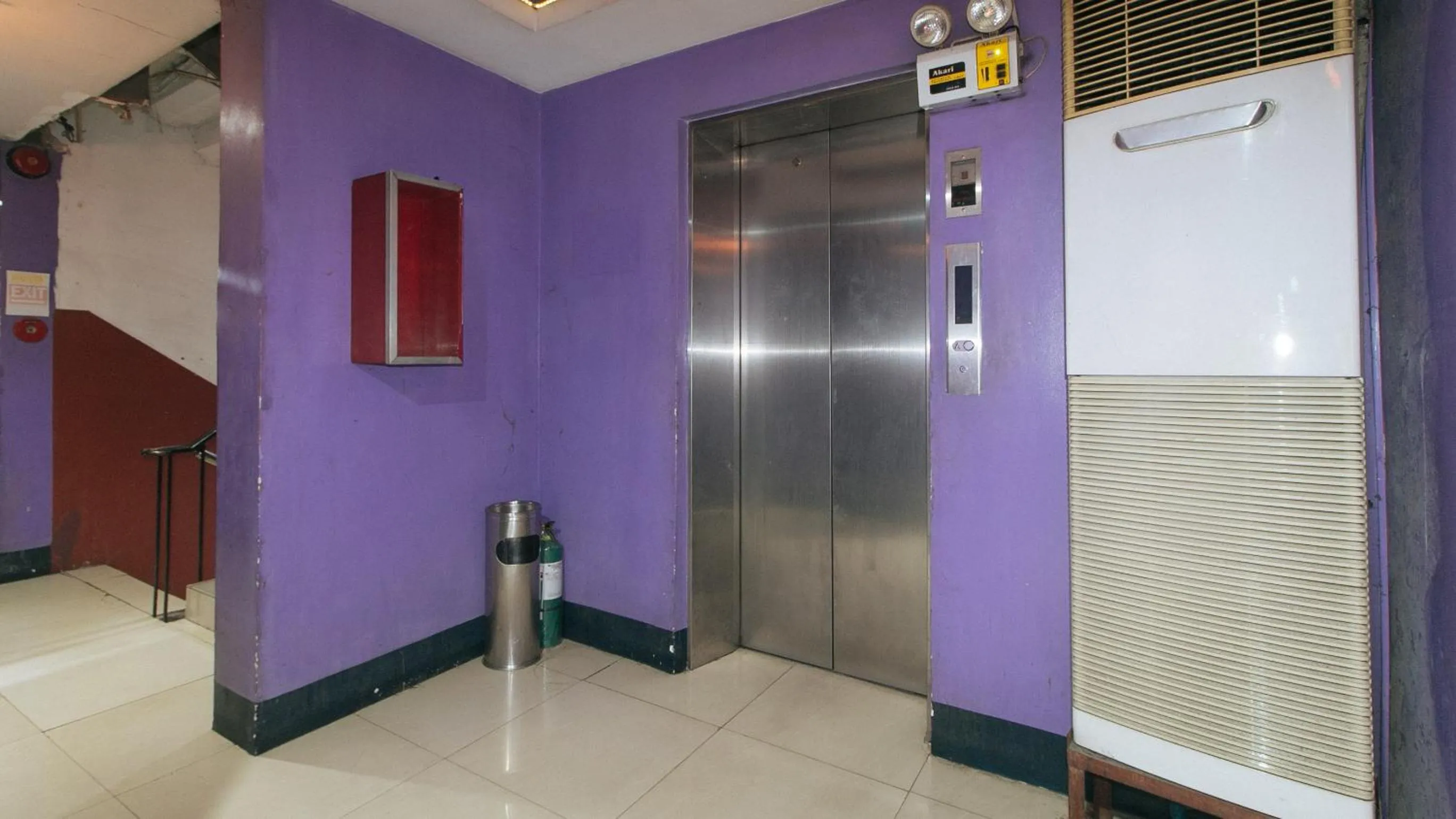 elevator in RedDoorz @ Riches Holiday Hotel Avenida