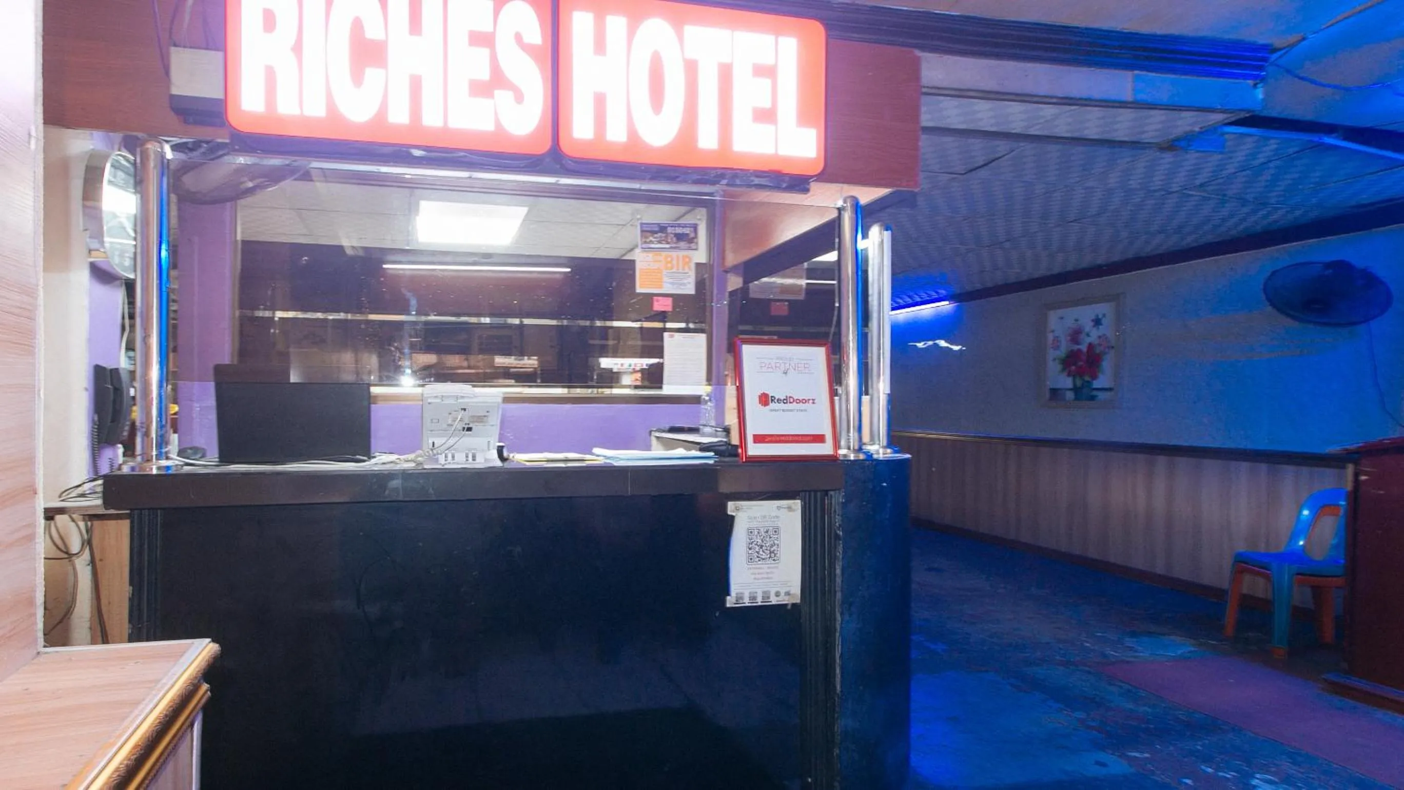 Logo/Certificate/Sign in RedDoorz @ Riches Holiday Hotel Avenida