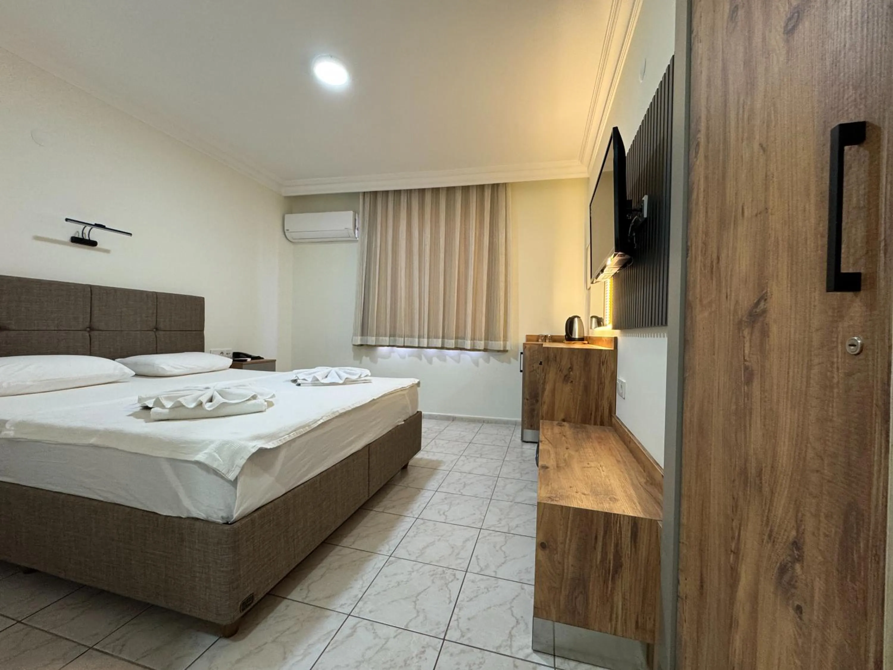 Communal lounge/ TV room, Bed in Elit Otel