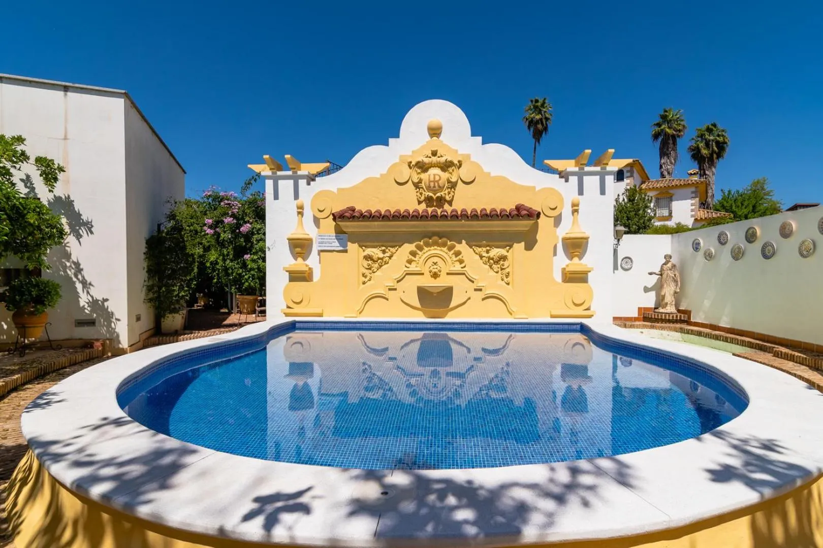 Pool view in Hotel Riad Arruzafa