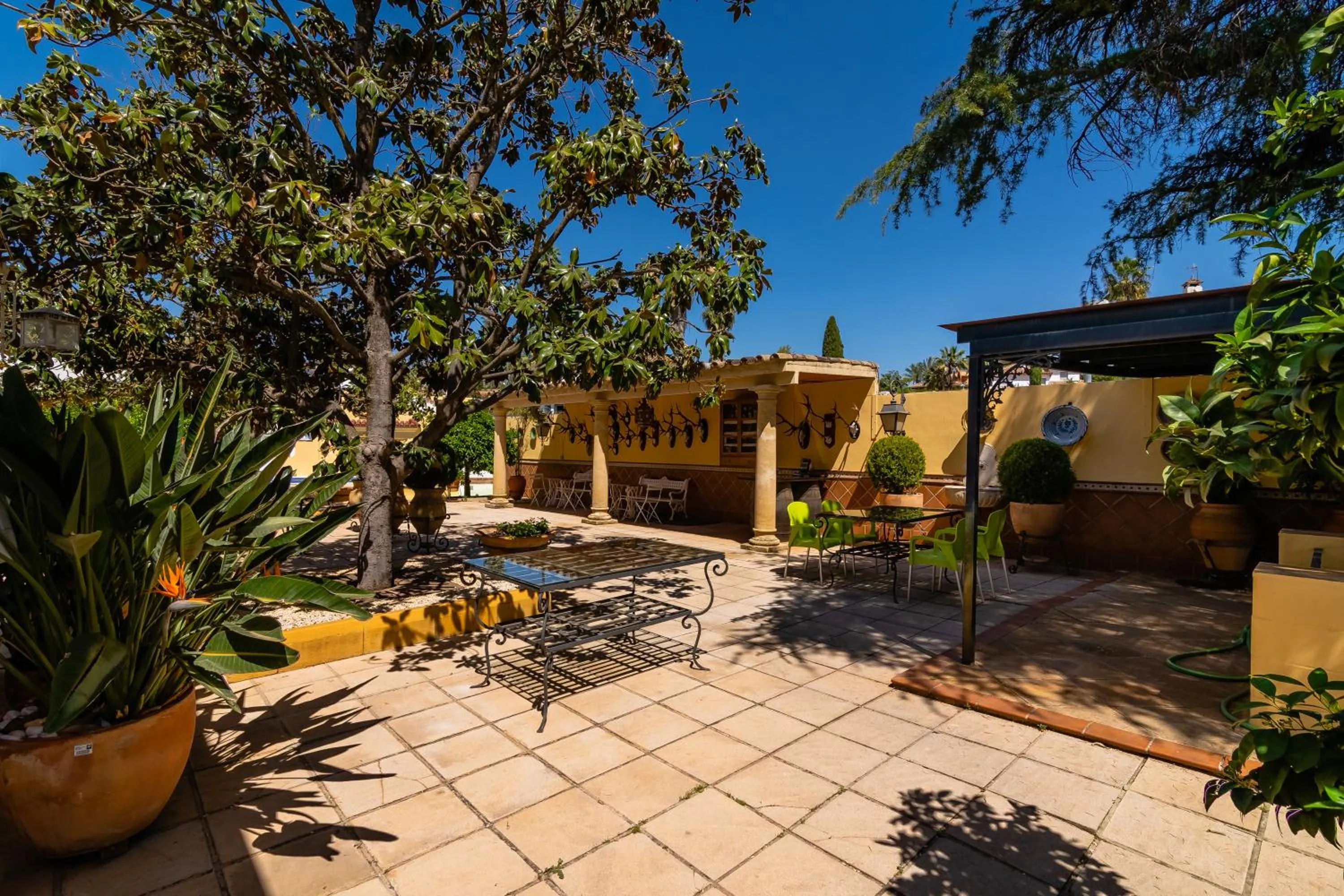 Property building in Hotel Riad Arruzafa