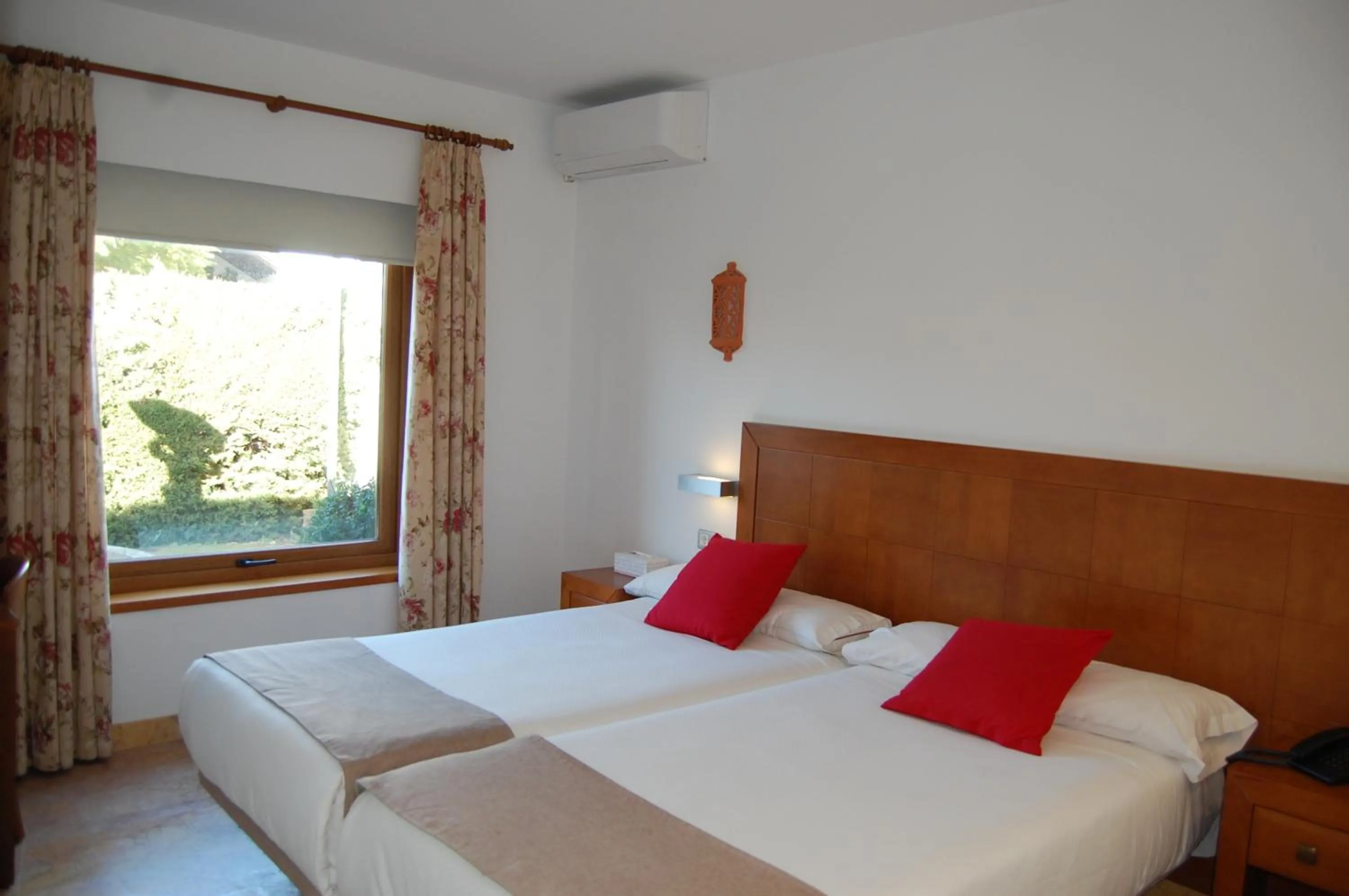 Property building, Bed in Hotel Riad Arruzafa