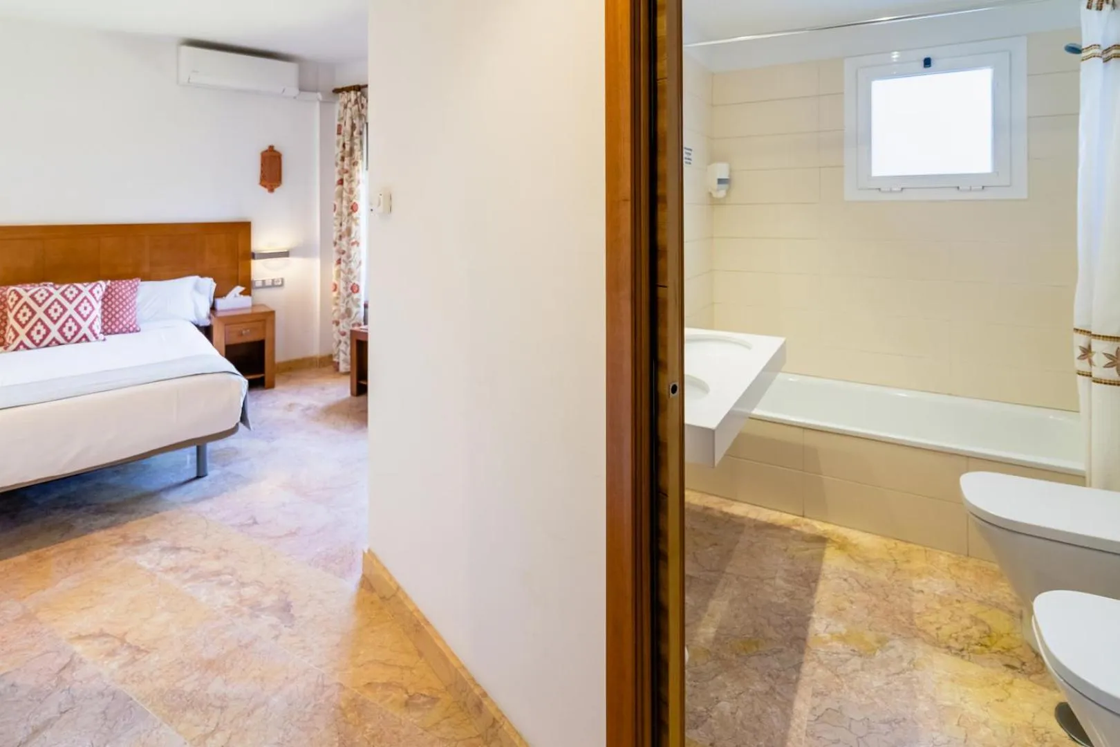 Toilet, Bed in Hotel Riad Arruzafa