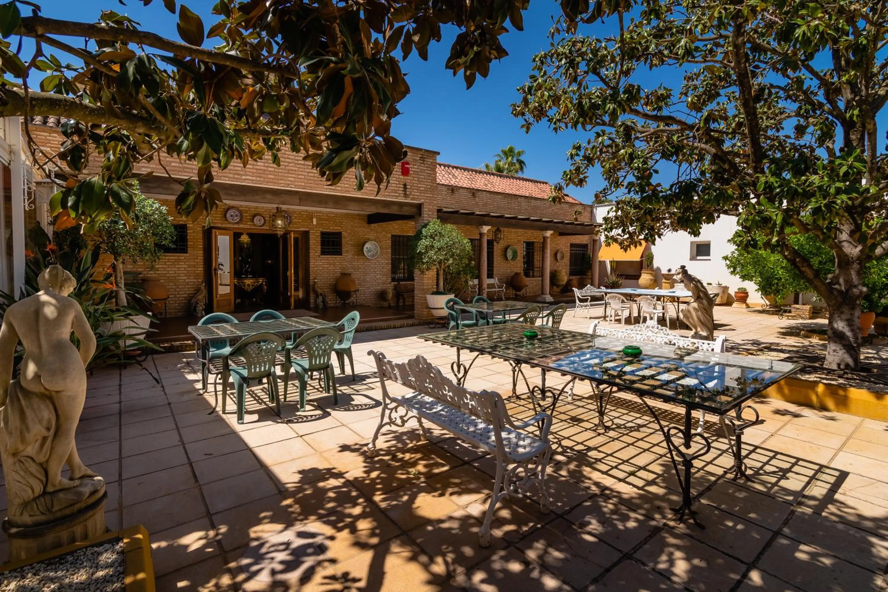 Property building in Hotel Riad Arruzafa