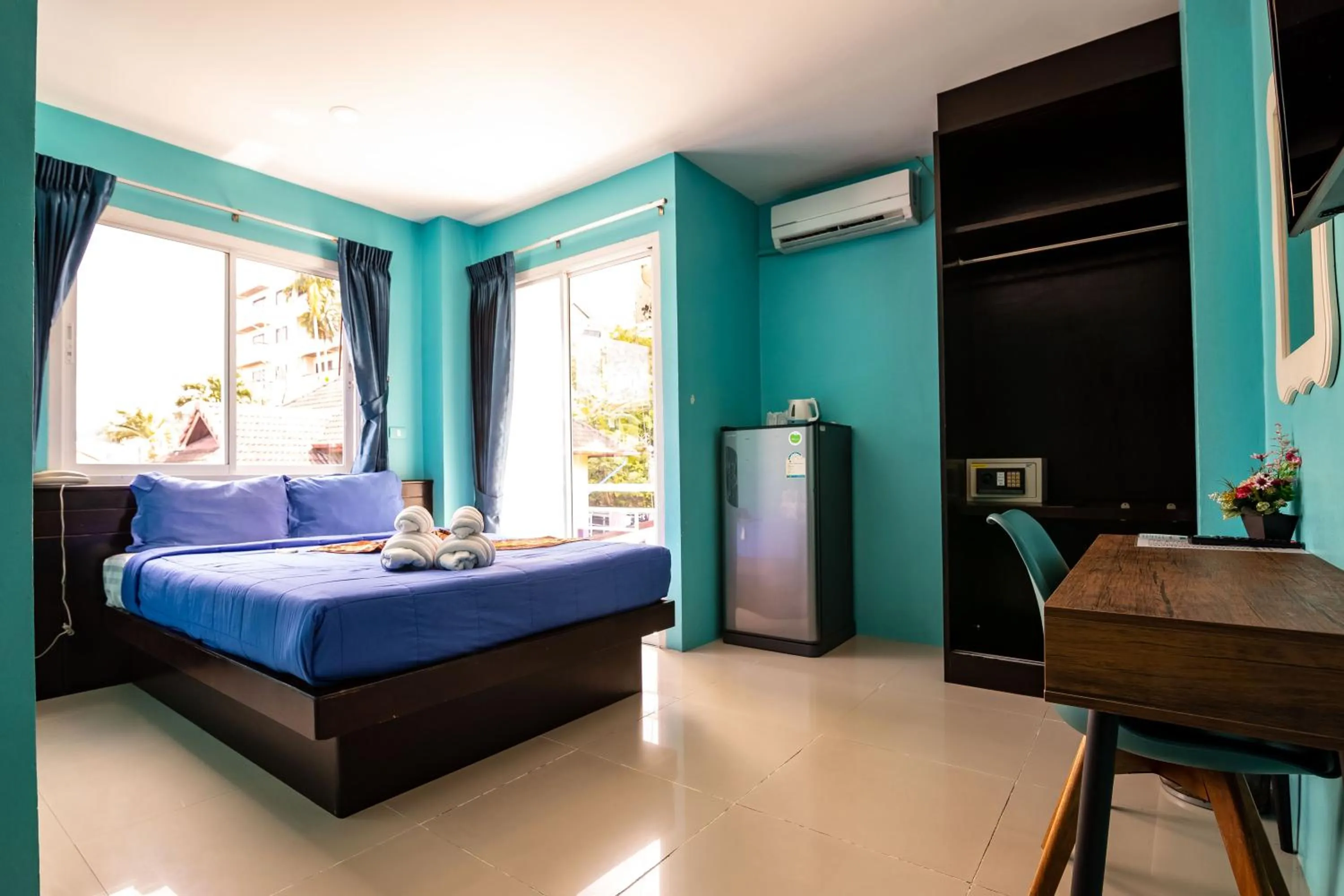 Shower, Bed in PATONG BLUE HOTEL