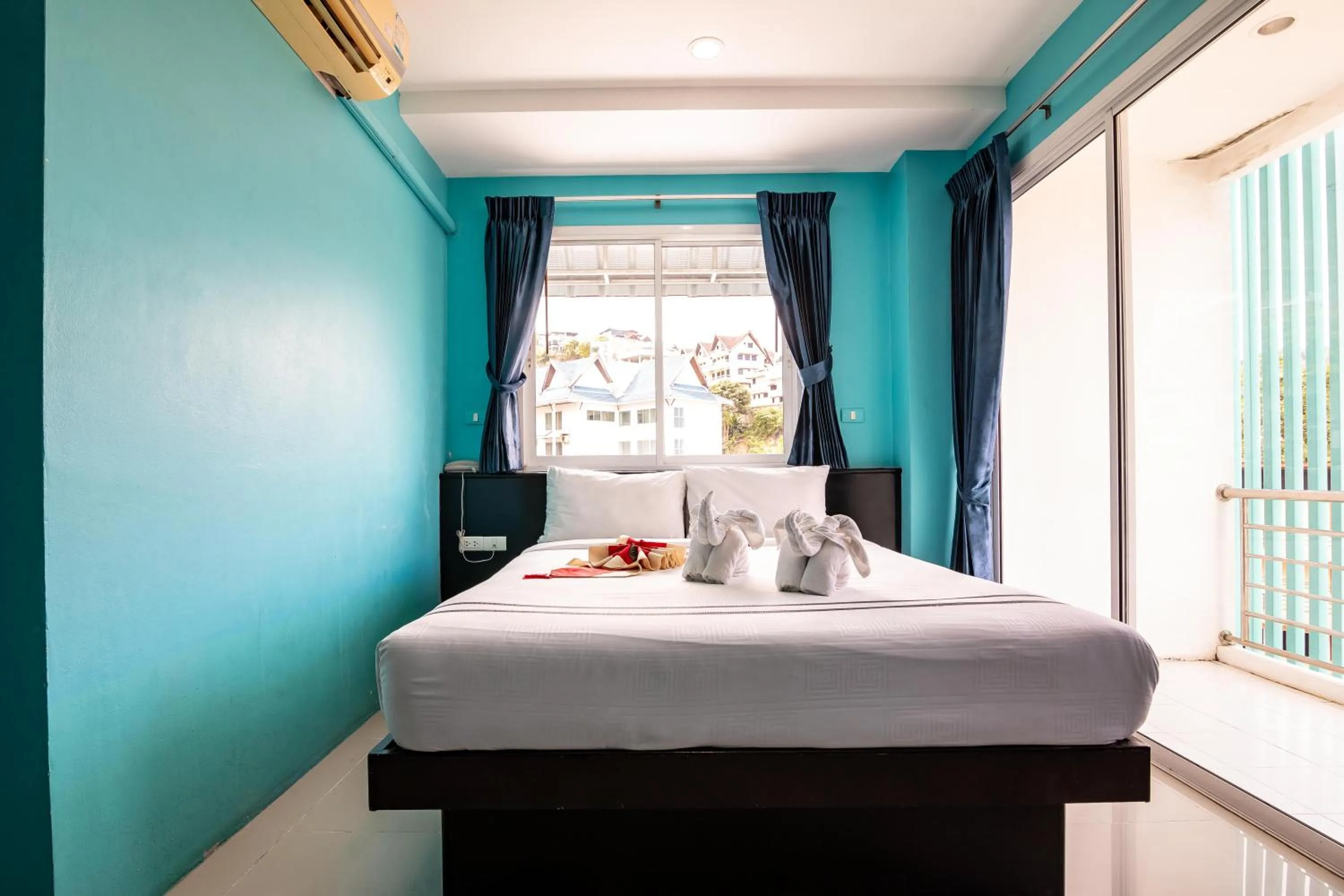 Shower, Bed in PATONG BLUE HOTEL