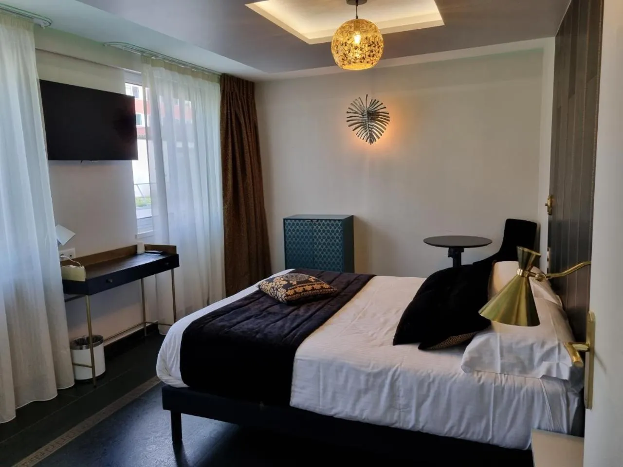 Bedroom, Bed in Hôtel d'Angleterre Rouen Centre Gare