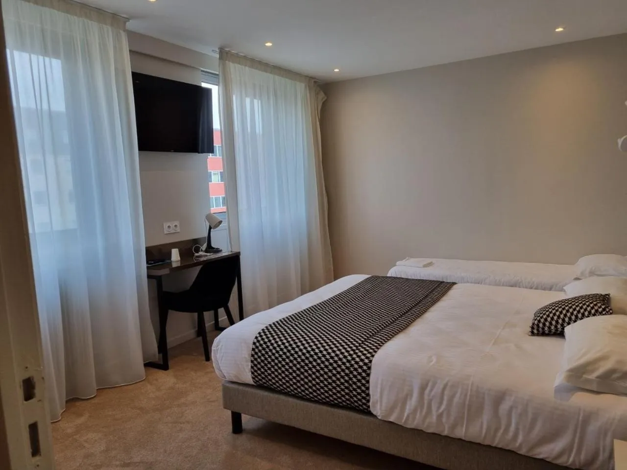 Bedroom, Bed in Hôtel d'Angleterre Rouen Centre Gare