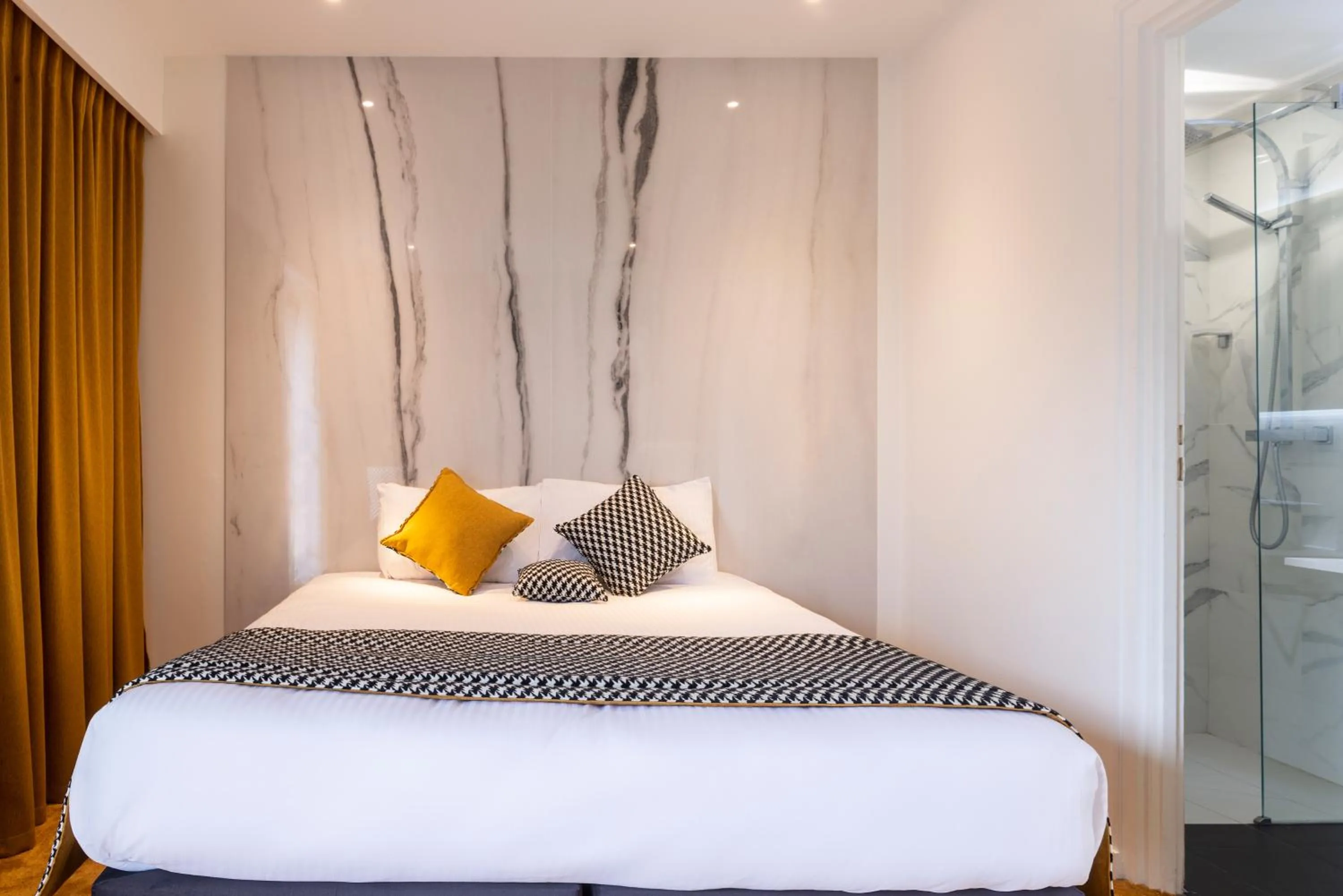 Shower, Bed in Hôtel d'Angleterre Rouen Centre Gare