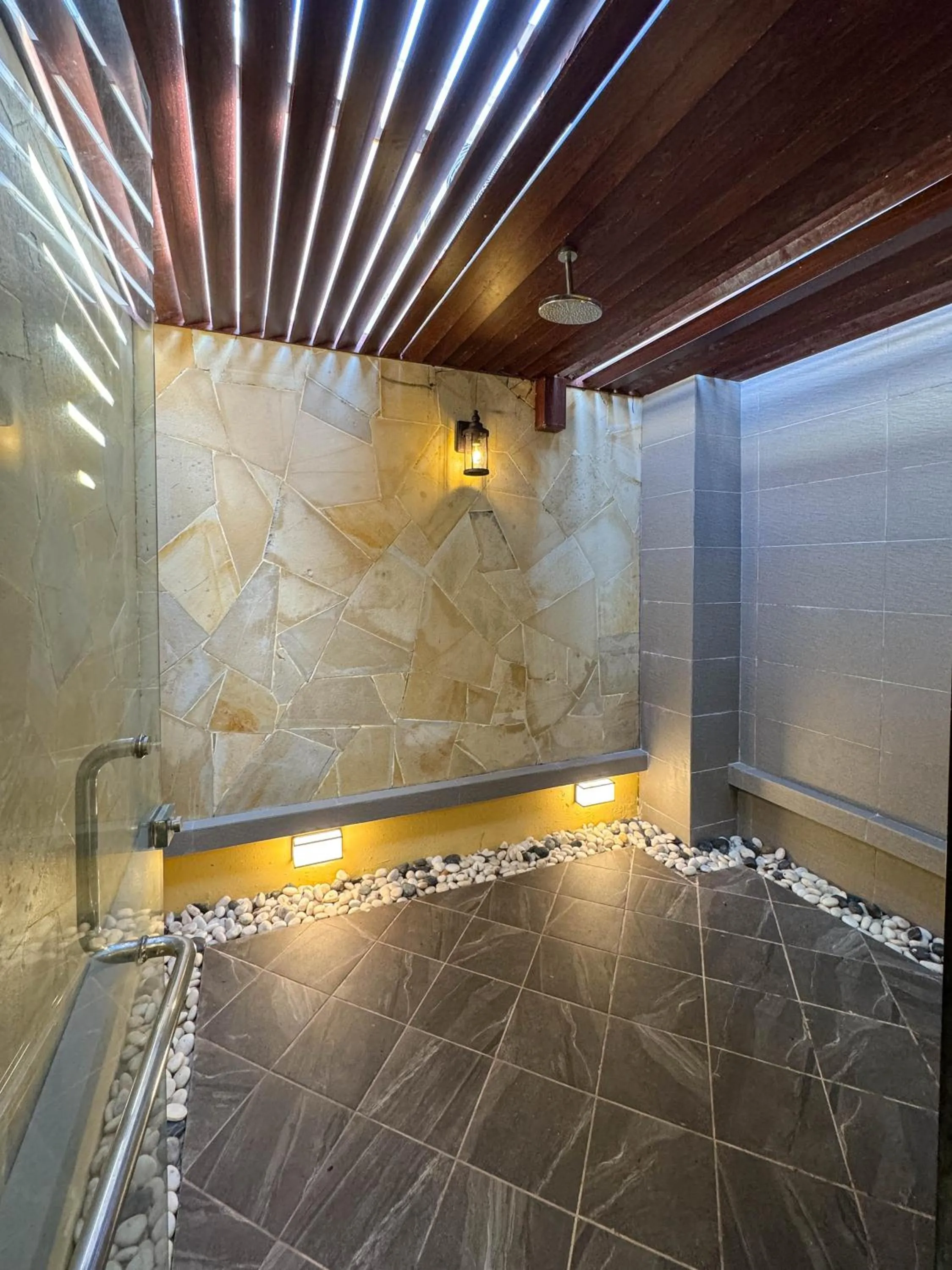 Shower in Bonheur at Karambunai