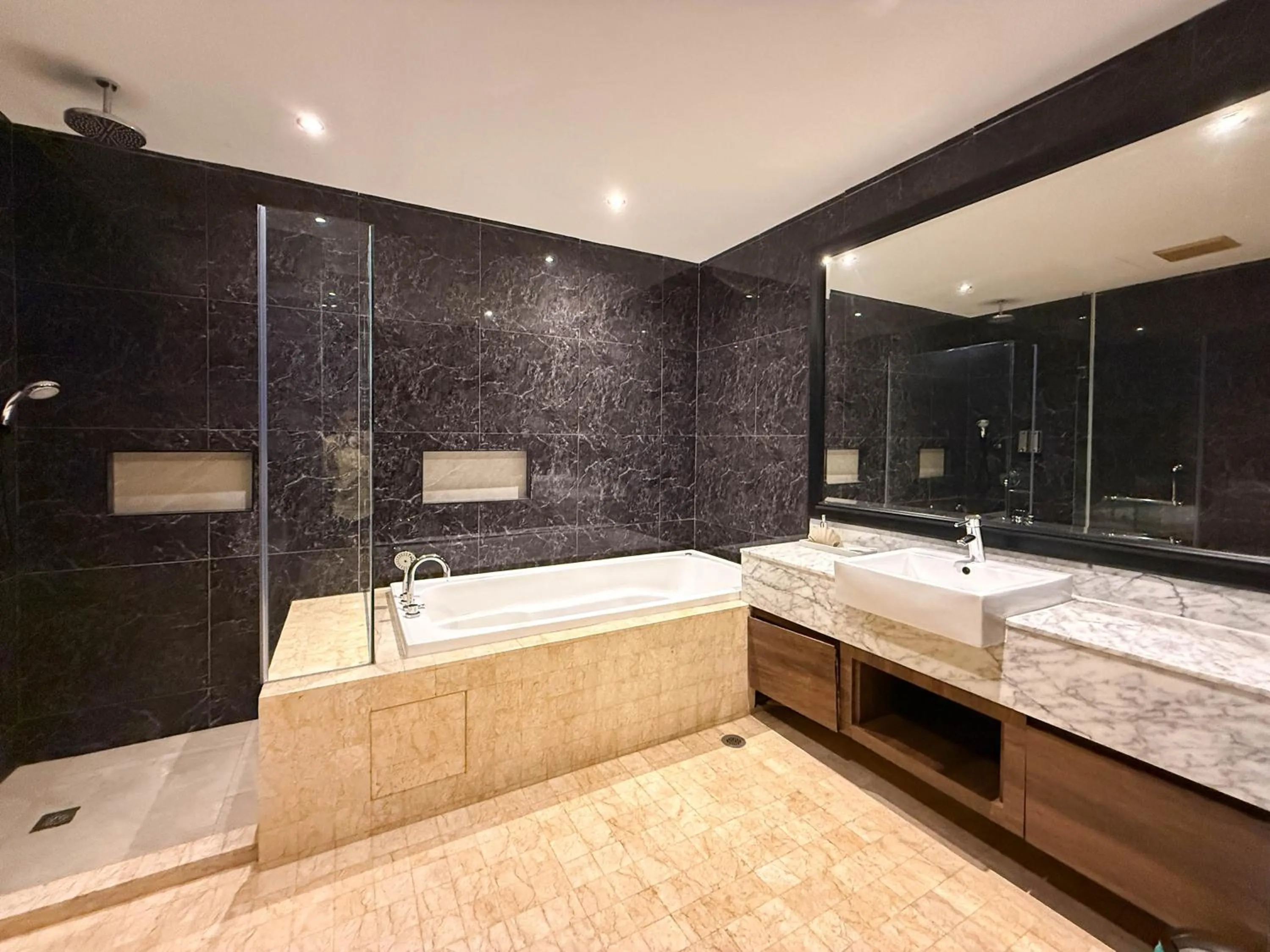 Shower in Bonheur at Karambunai