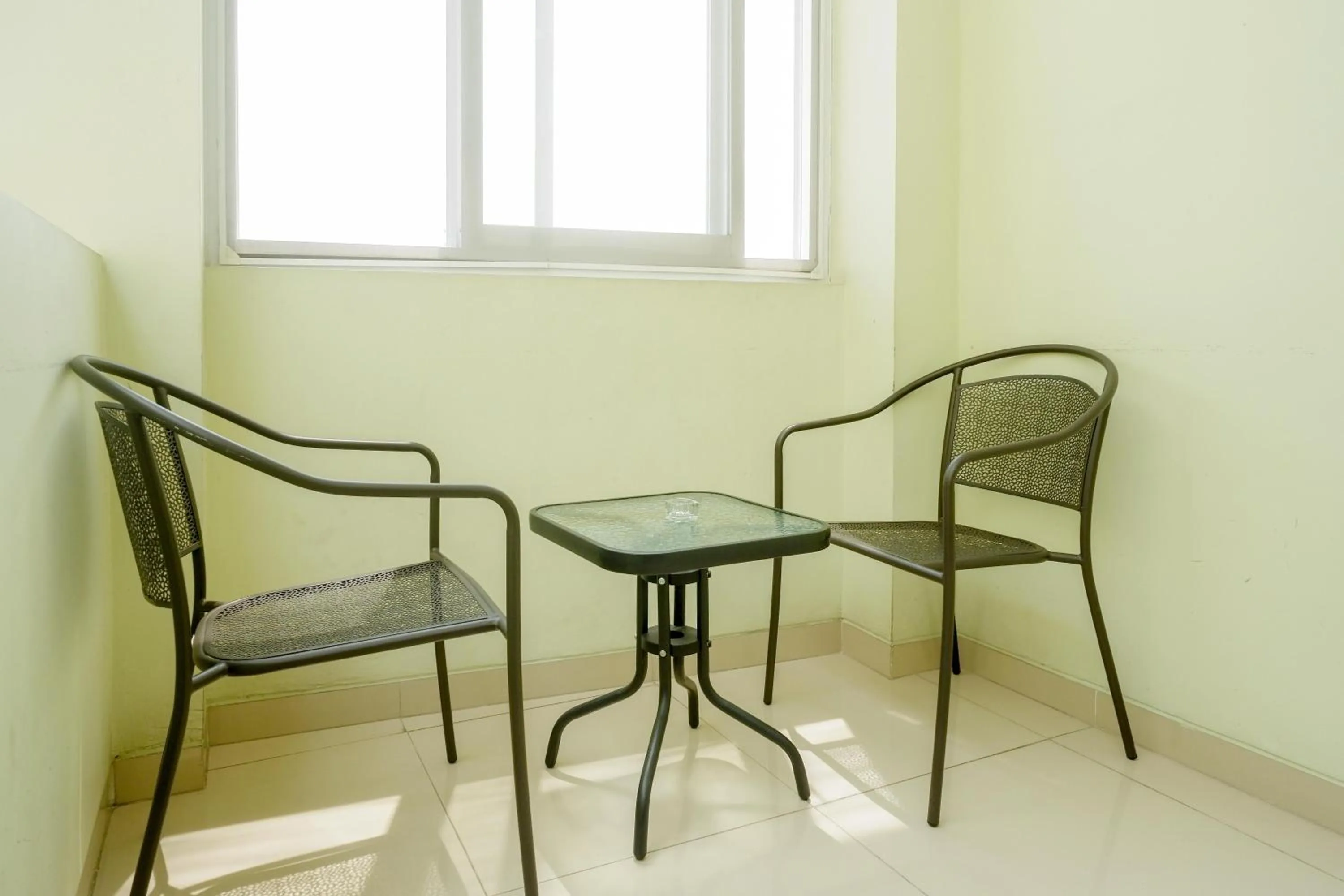 Seating area in RedDoorz Syariah near Gerbang Tol Krapyak 2 Semarang