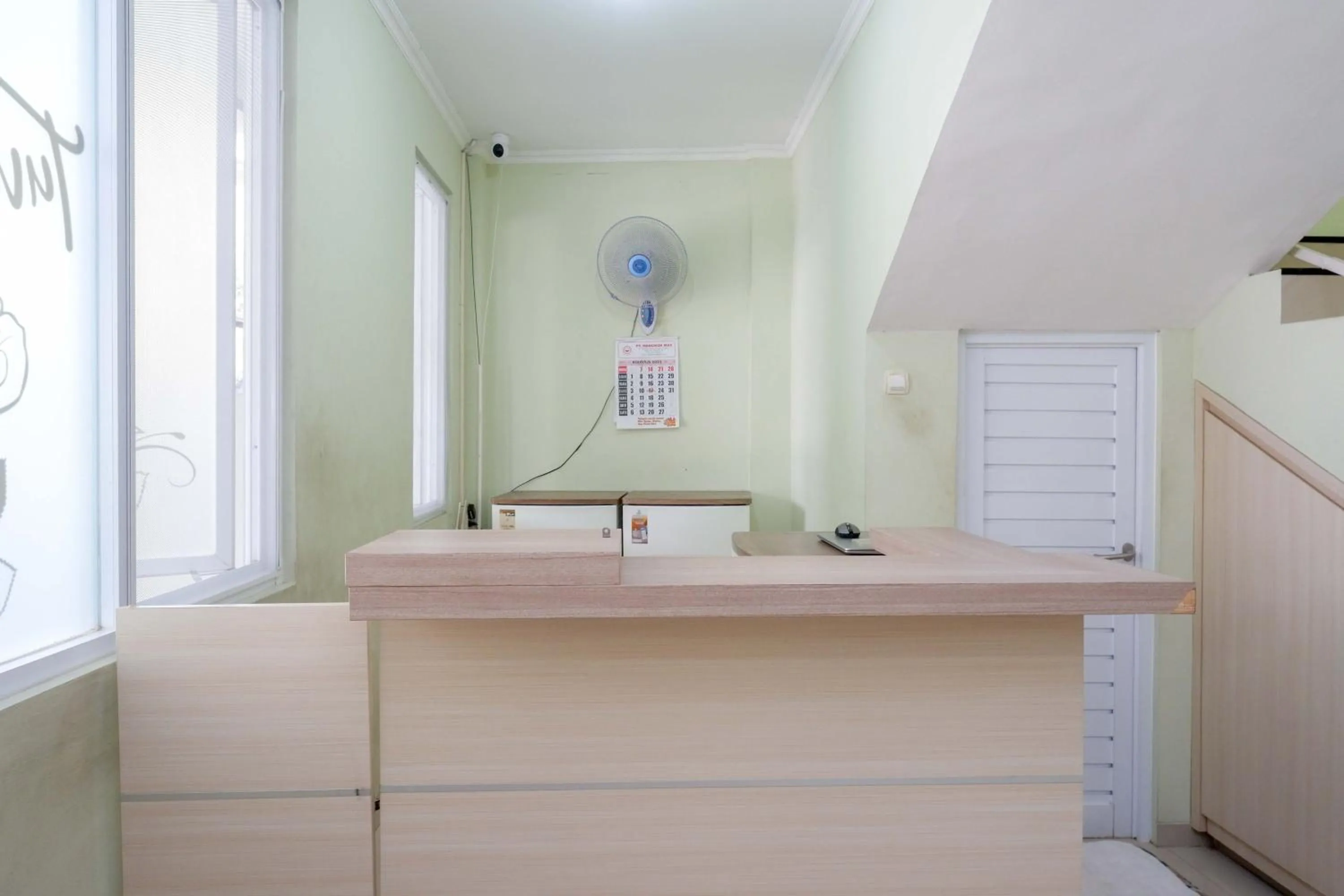 Lobby or reception in RedDoorz Syariah near Gerbang Tol Krapyak 2 Semarang