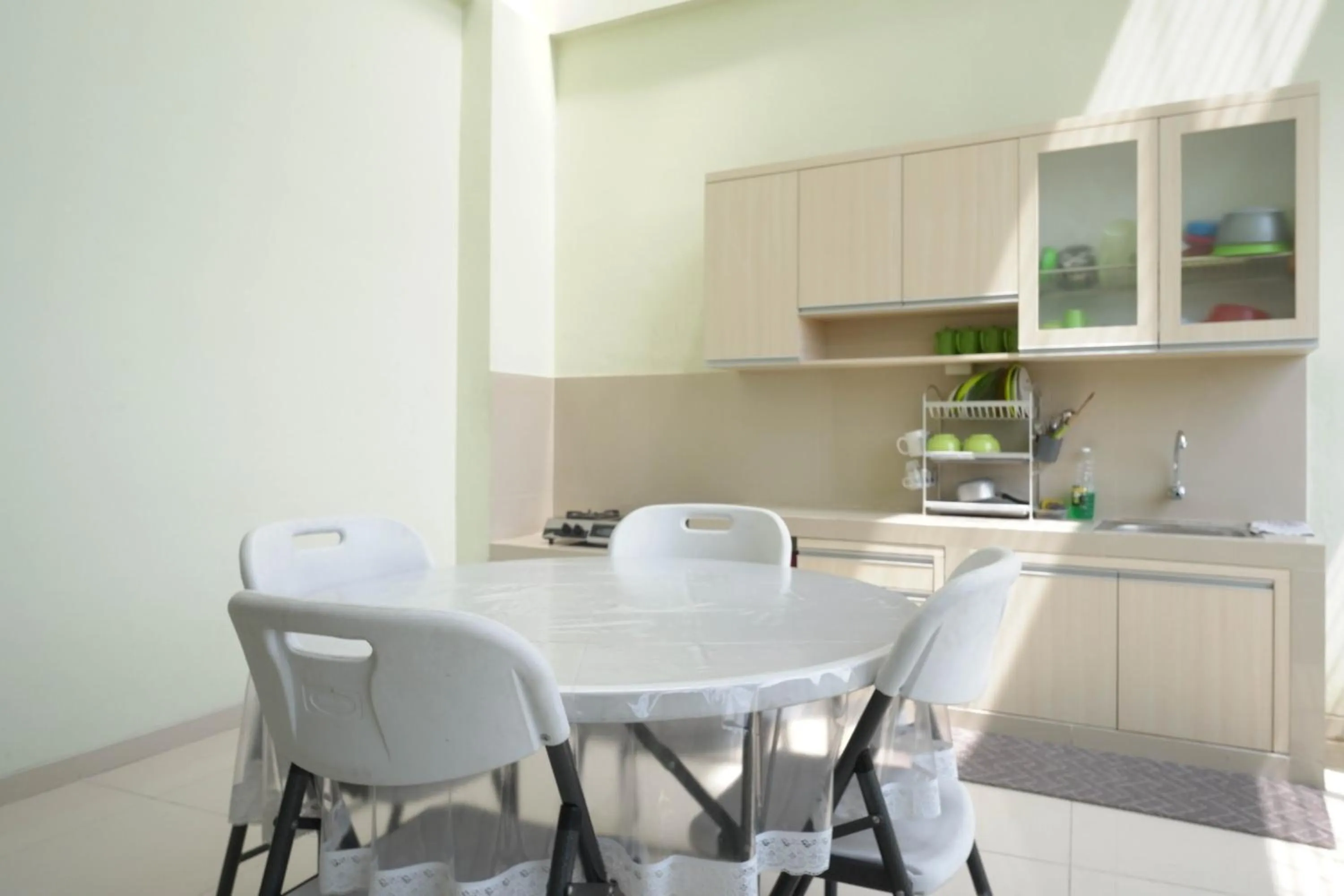 Kitchen or kitchenette in RedDoorz Syariah near Gerbang Tol Krapyak 2 Semarang