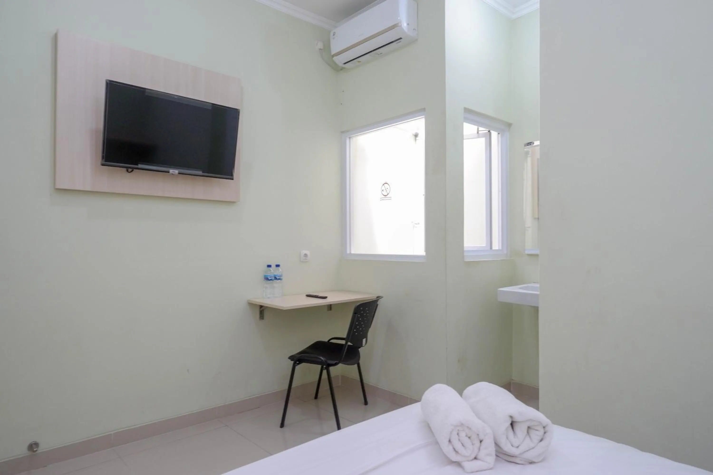 Bedroom, Bed in RedDoorz Syariah near Gerbang Tol Krapyak 2 Semarang