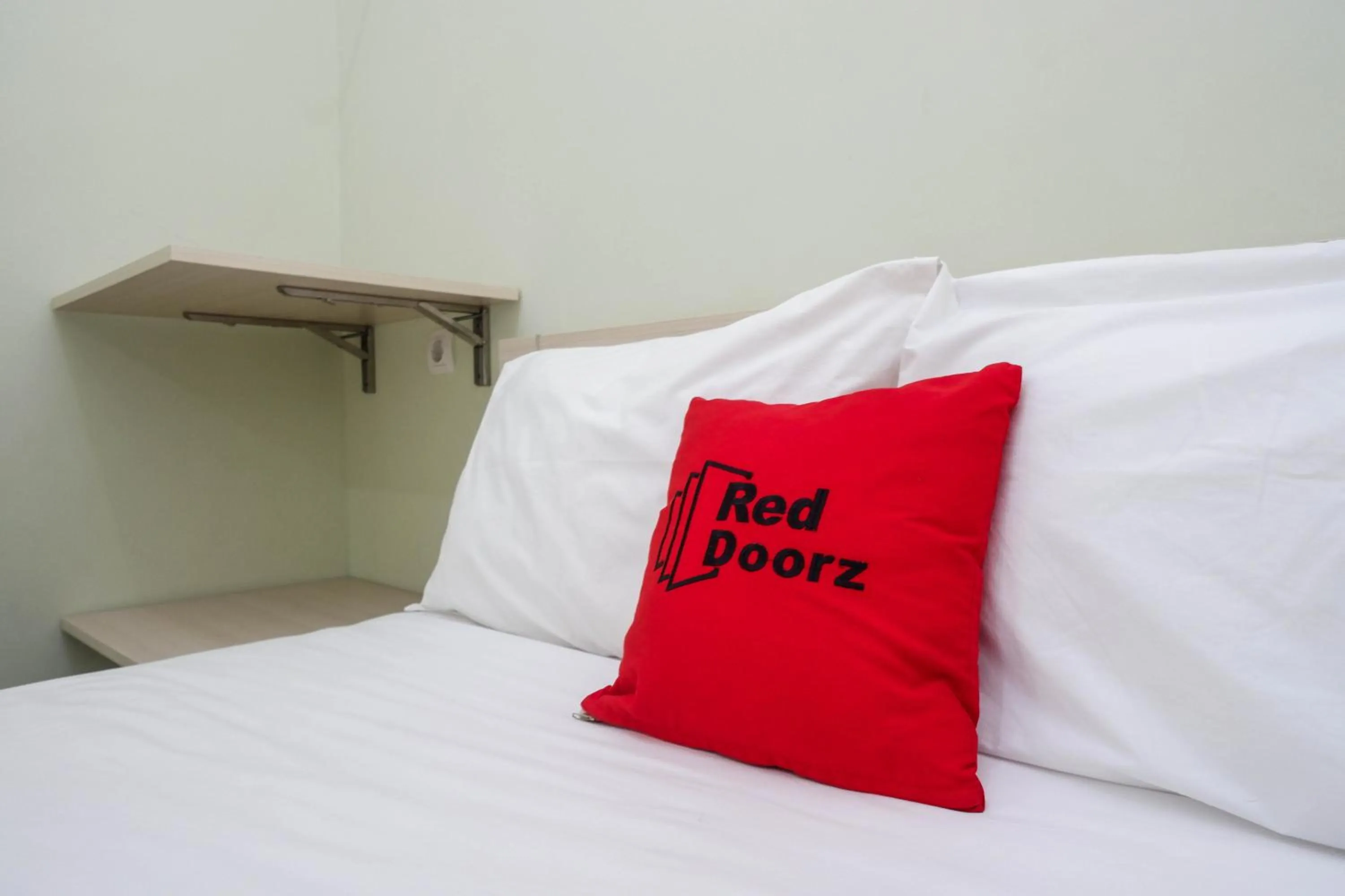 Bedroom, Bed in RedDoorz Syariah near Gerbang Tol Krapyak 2 Semarang