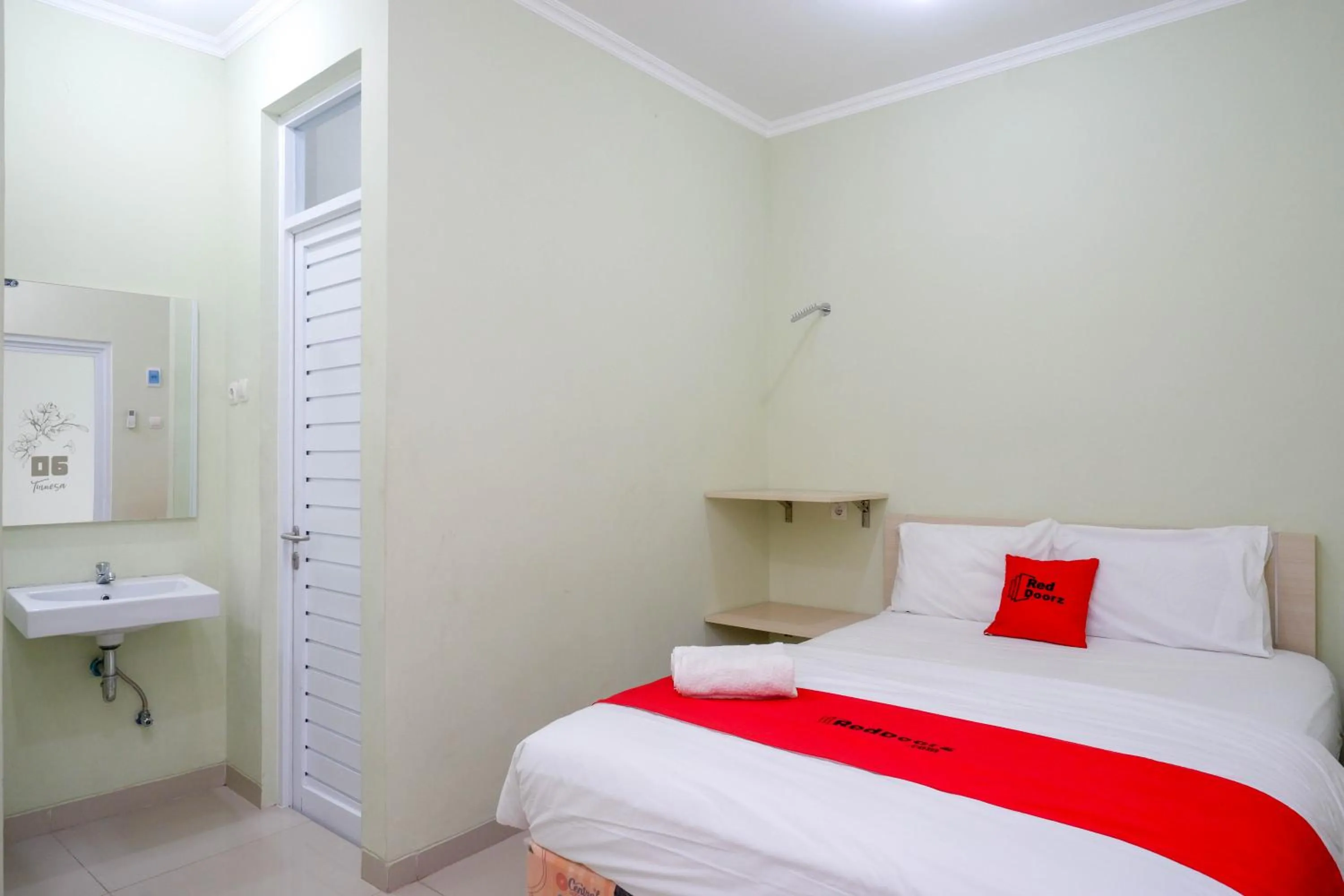 Bedroom, Bed in RedDoorz Syariah near Gerbang Tol Krapyak 2 Semarang