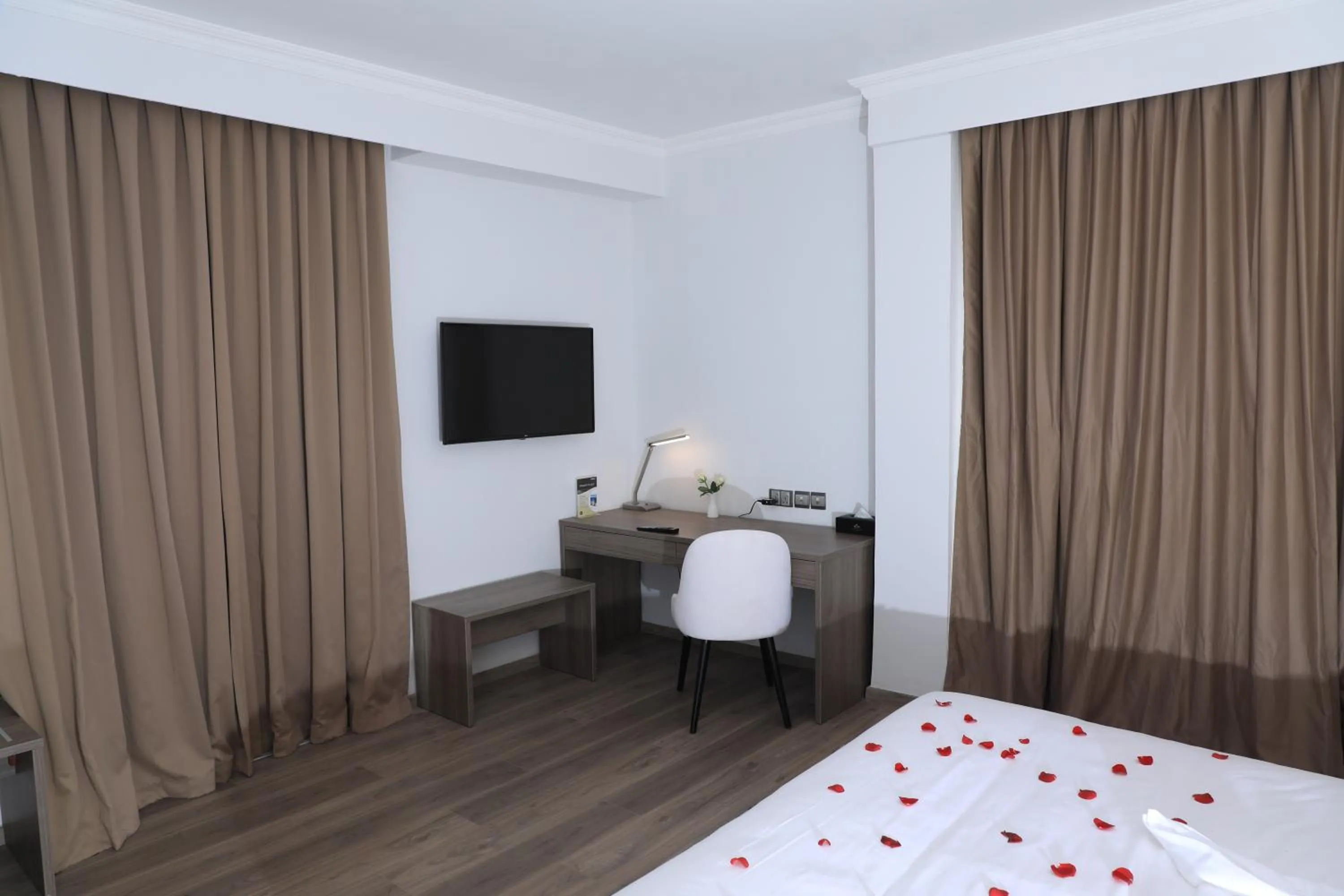 TV and multimedia, Bed in TH BonRoyal Hotel