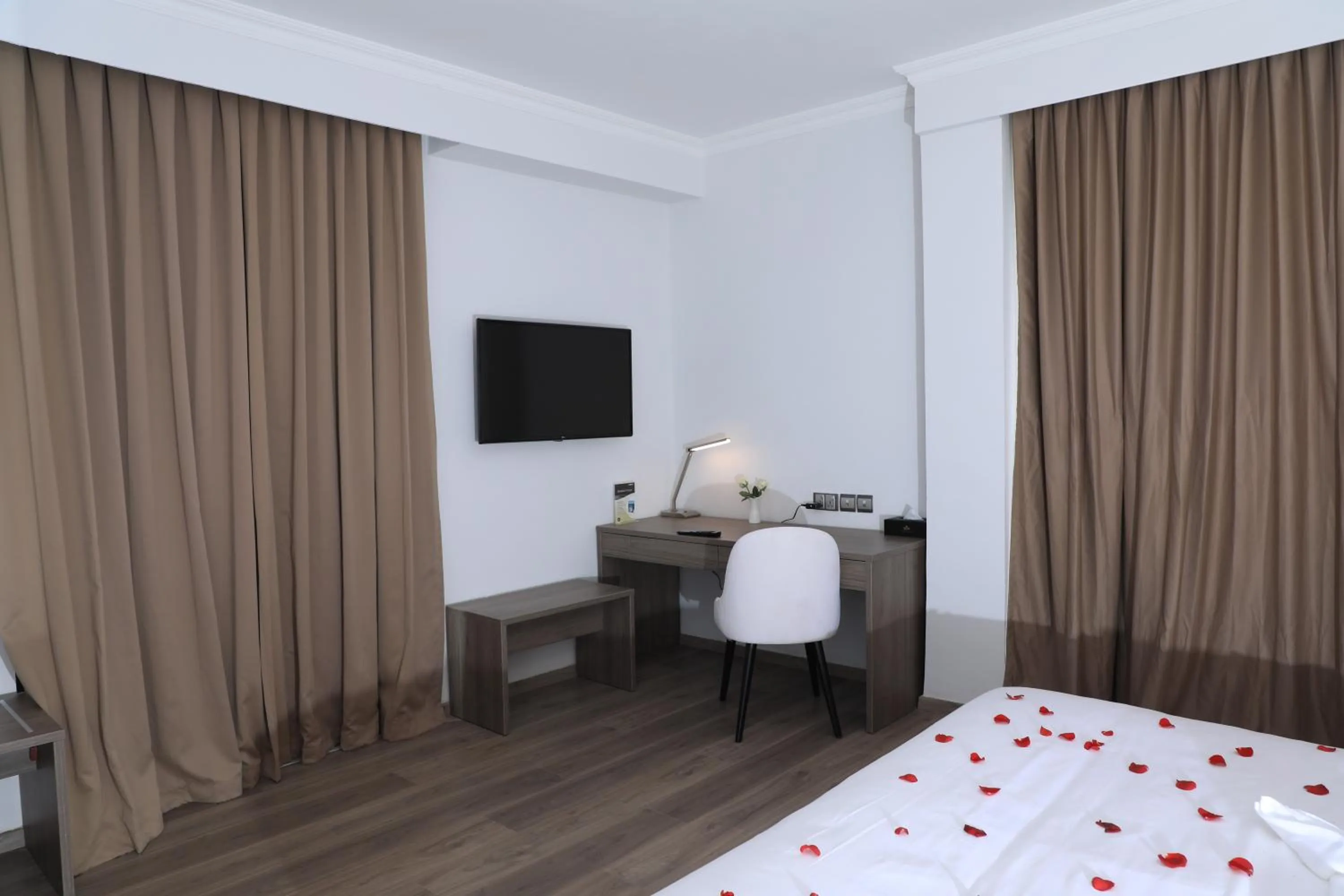 TV and multimedia, Bed in TH BonRoyal Hotel