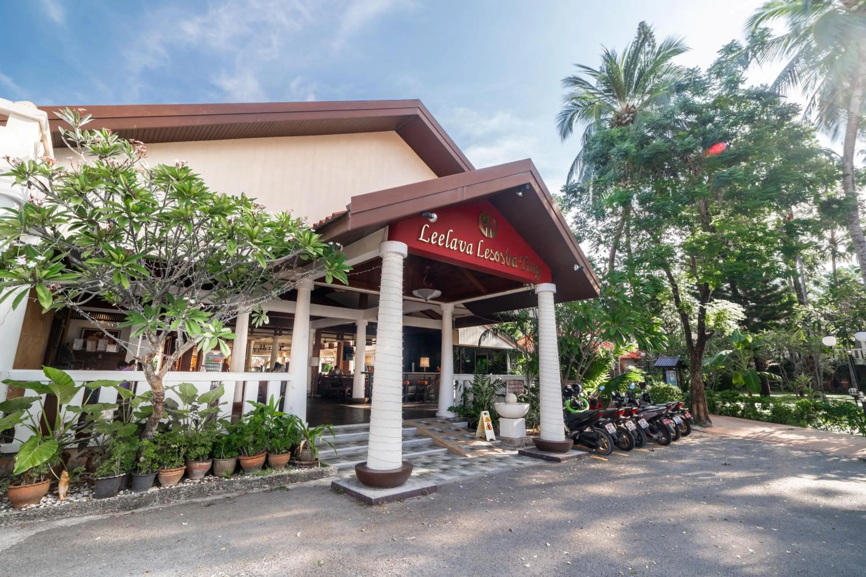 Property building in Phuket Leelavadee Hua Ting Resort